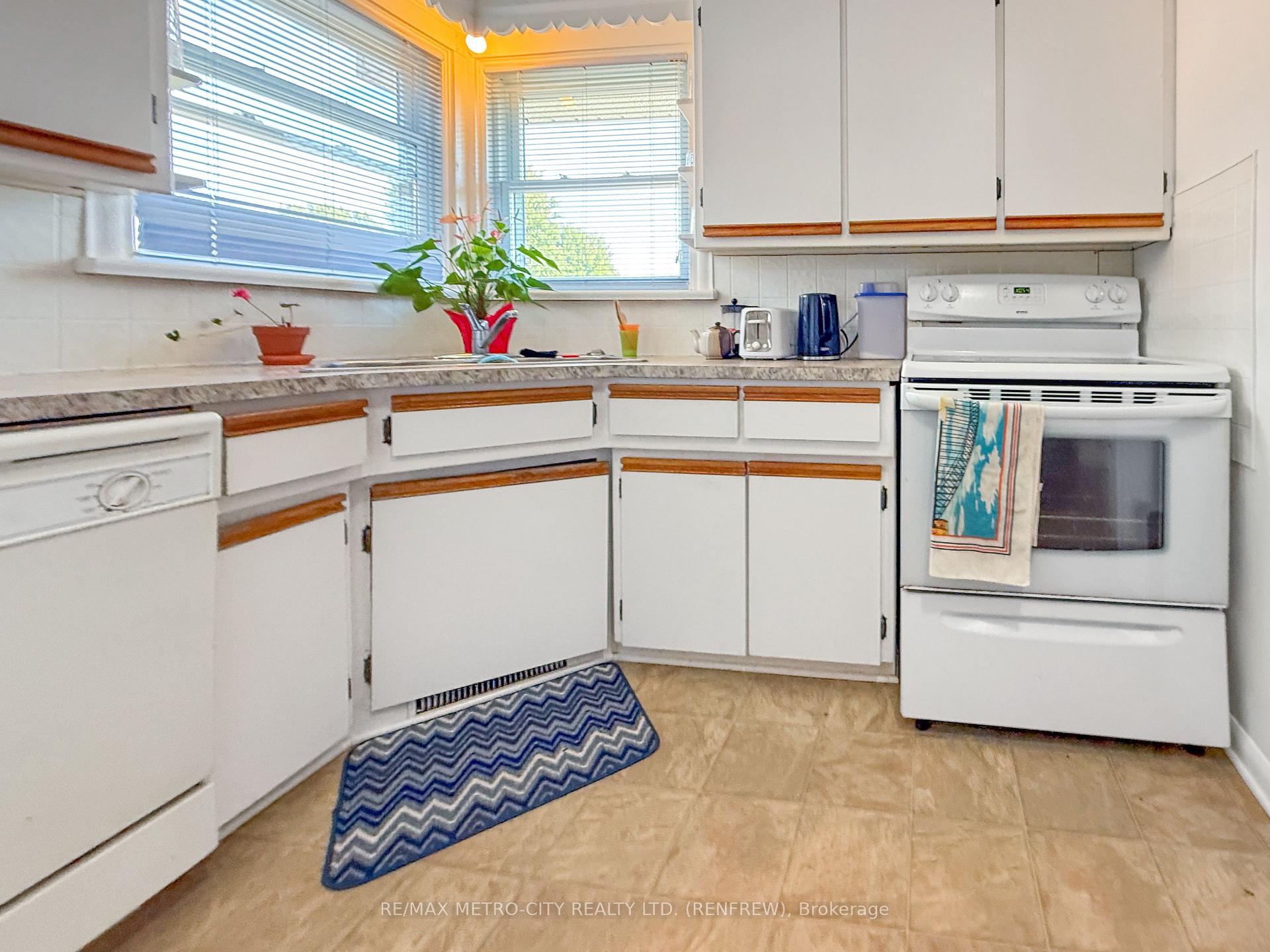 Photo 6 of 38 Francis Street S, Renfrew — HOMEH