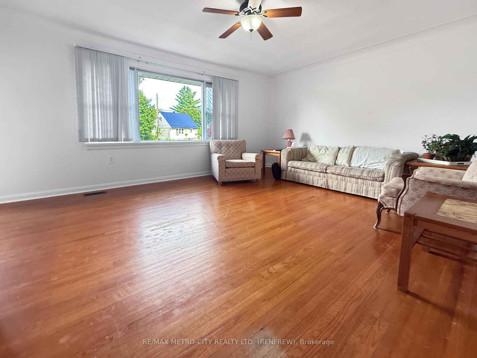 Photo 11 of 38 Francis Street S, Renfrew — HOMEH