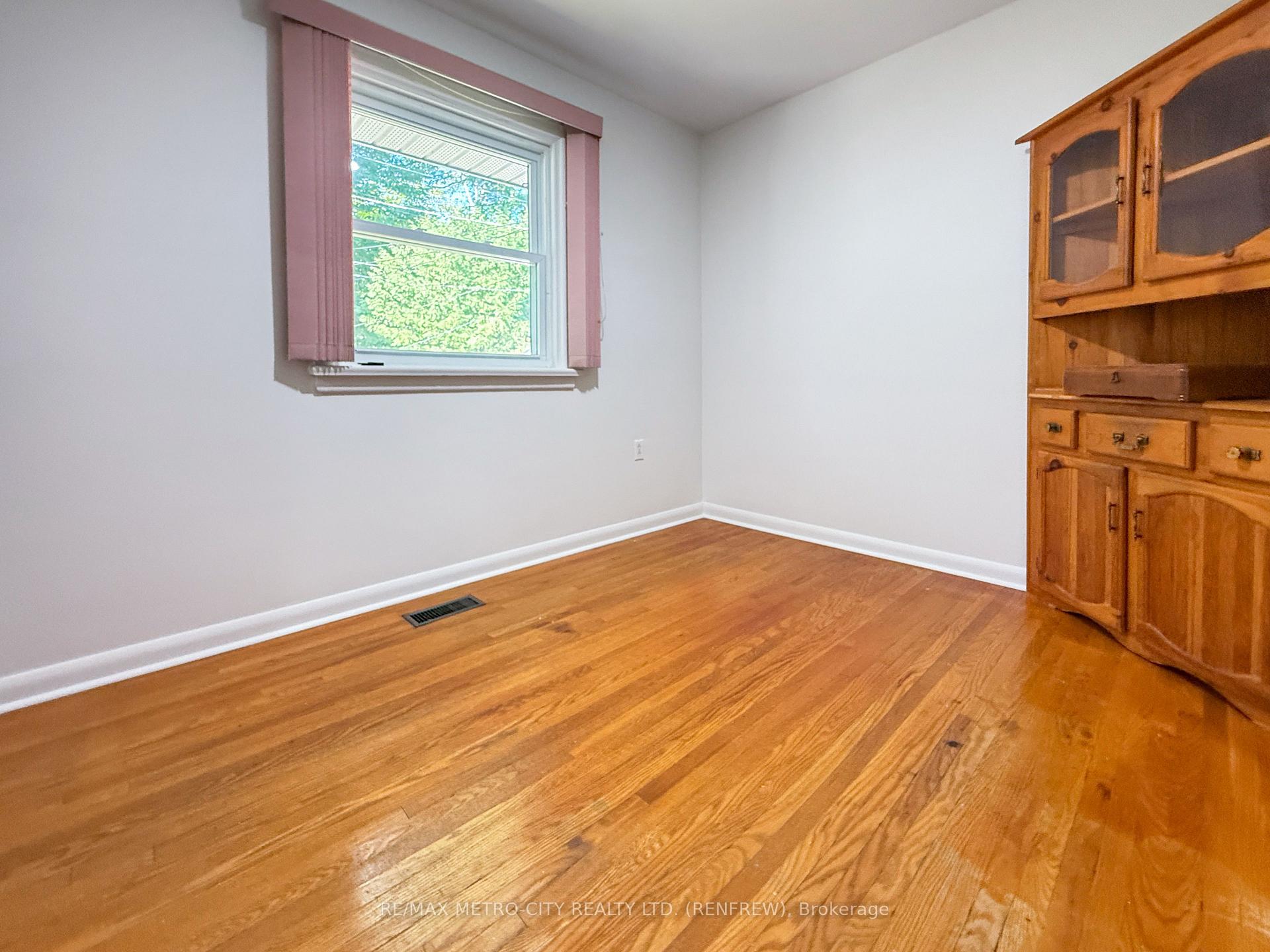 Photo 15 of 38 Francis Street S, Renfrew — HOMEH