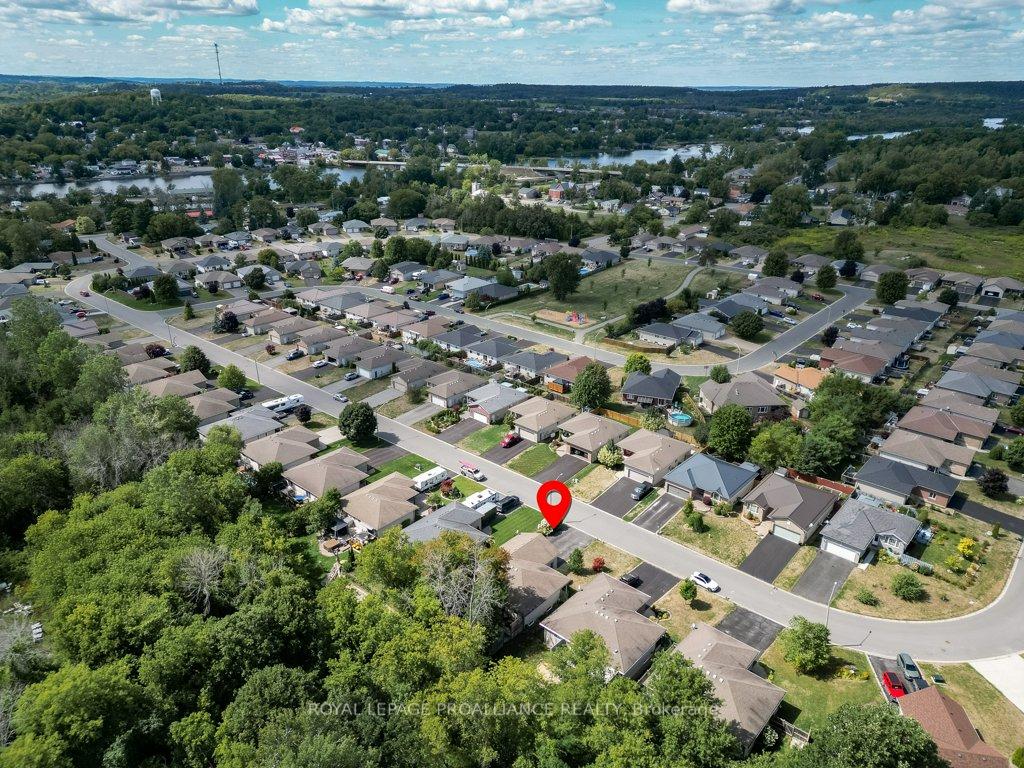 Photo 3 of 38 Cedar Creek Way, Quinte West, Frankford Ward — HOMEH