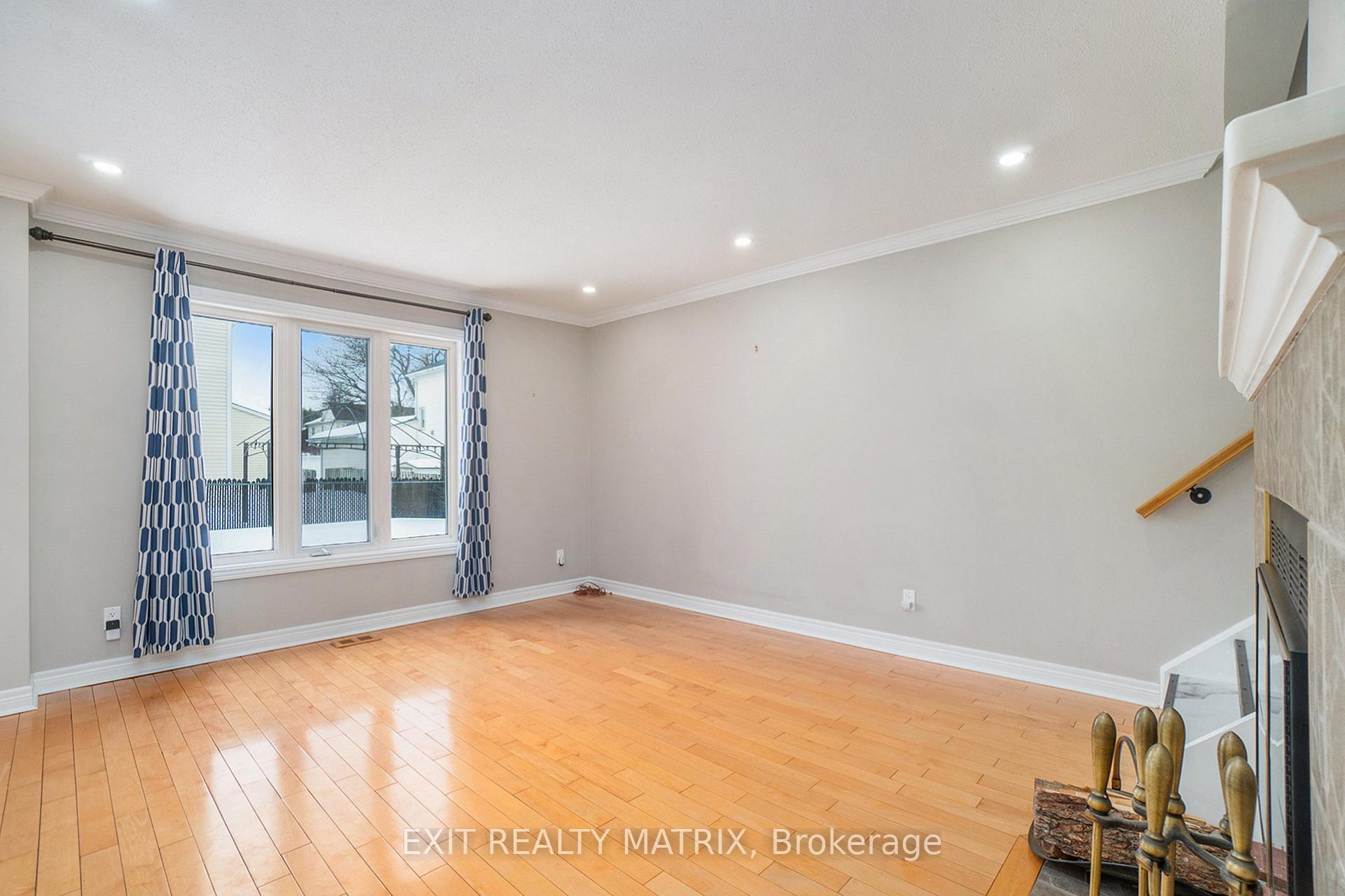 Photo 4 of 300 Tompkins Avenue, Ottawa, Bilberry Creek/Queenswood Heights — HOMEH