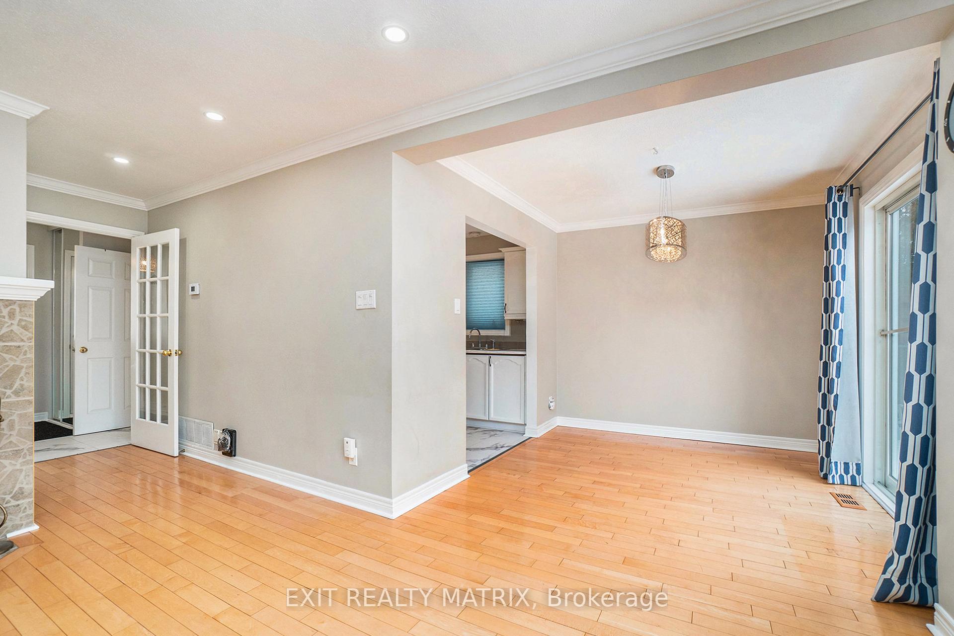 Photo 5 of 300 Tompkins Avenue, Ottawa, Bilberry Creek/Queenswood Heights — HOMEH