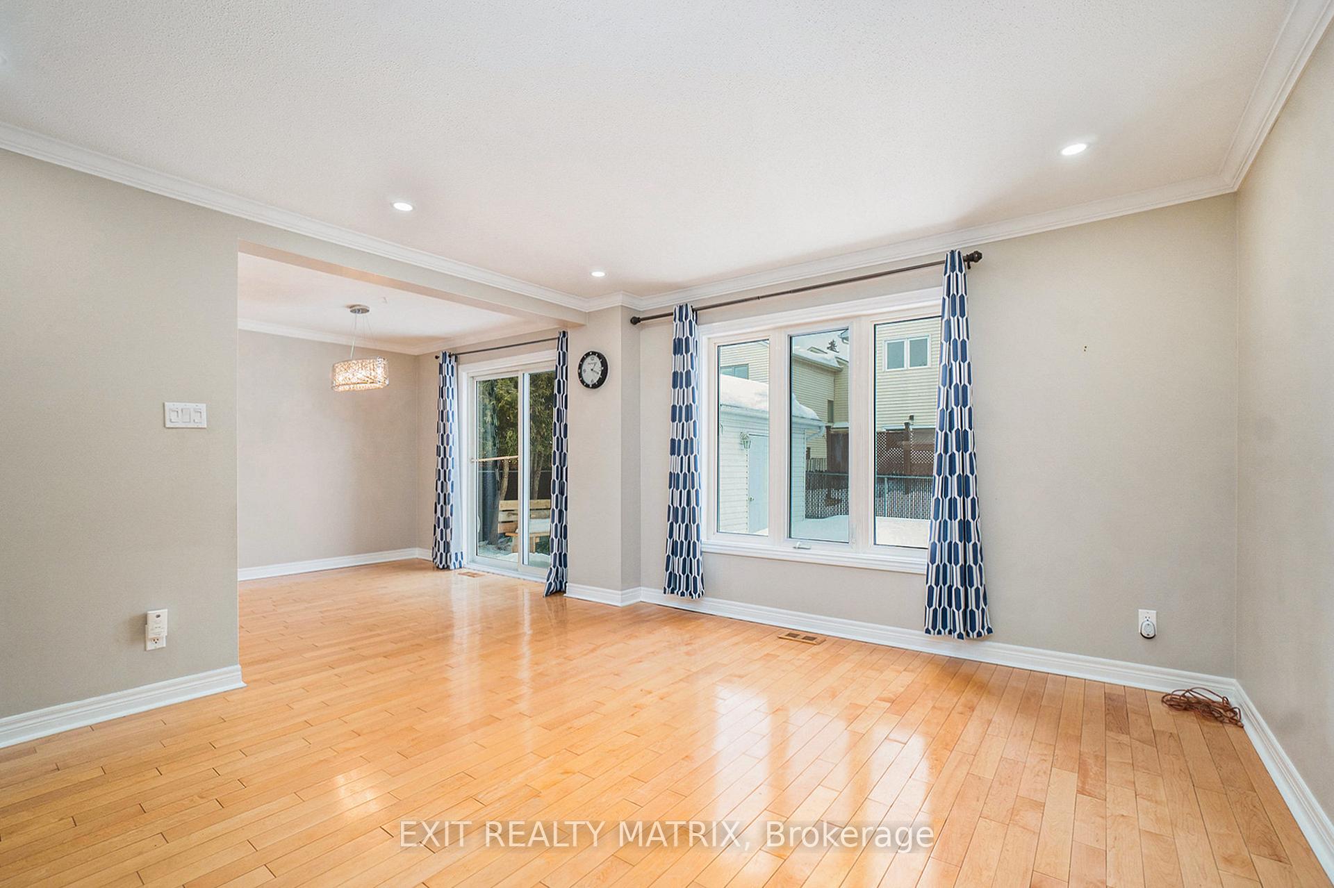 Photo 6 of 300 Tompkins Avenue, Ottawa, Bilberry Creek/Queenswood Heights — HOMEH