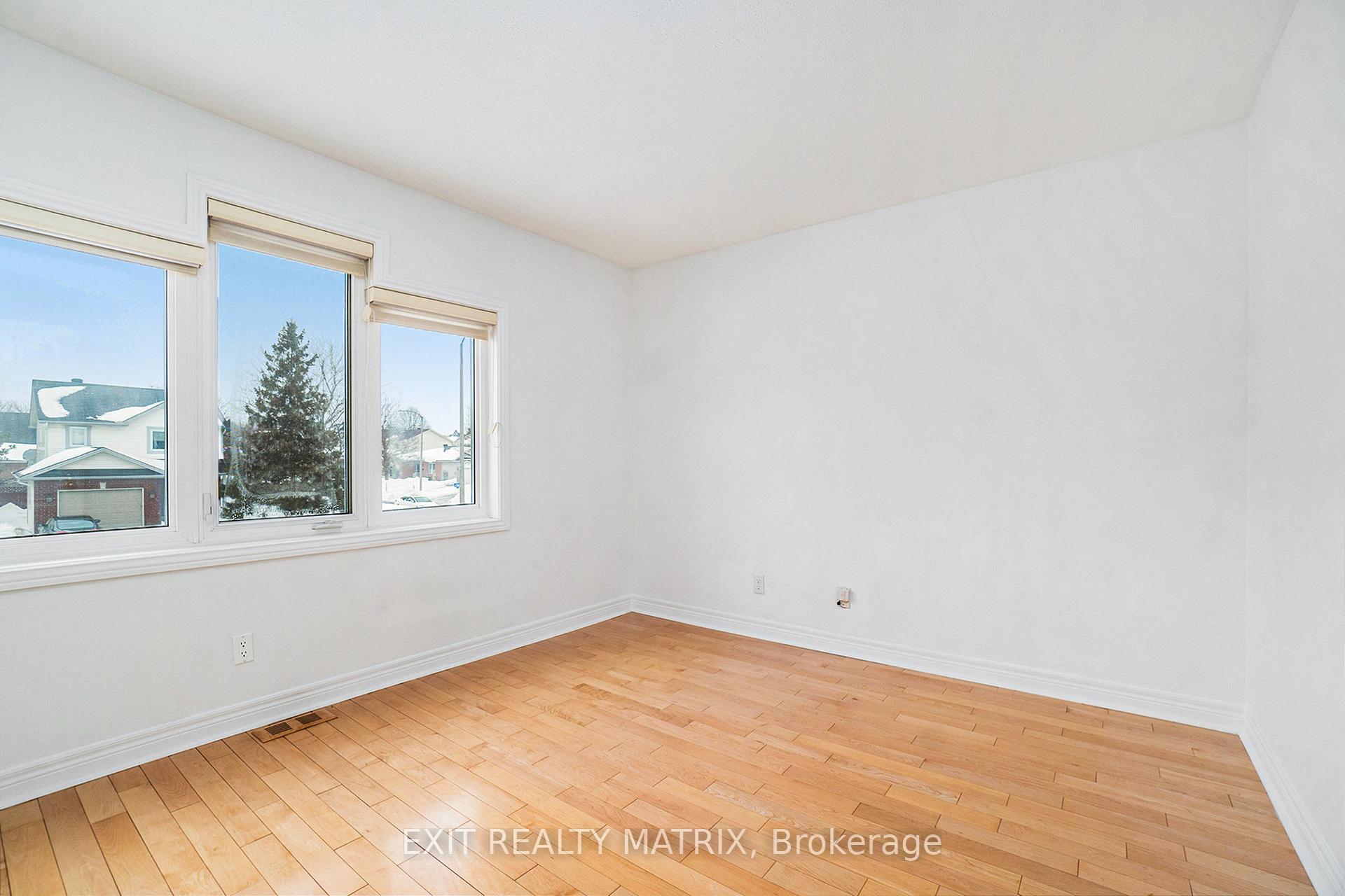 Photo 14 of 300 Tompkins Avenue, Ottawa, Bilberry Creek/Queenswood Heights — HOMEH
