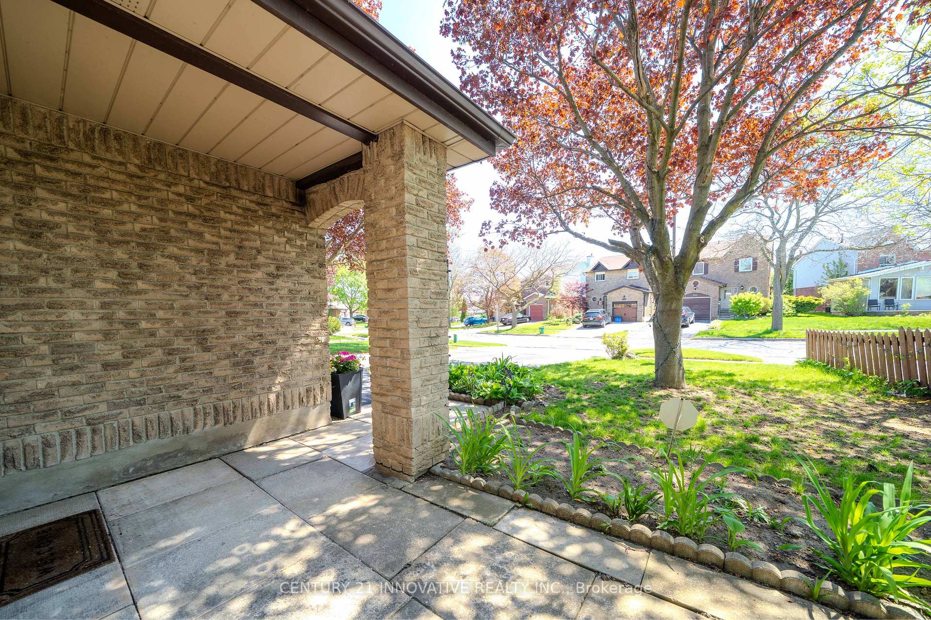 Photo 4 of 750 Edgewood Road, Pickering, Amberlea — HOMEH