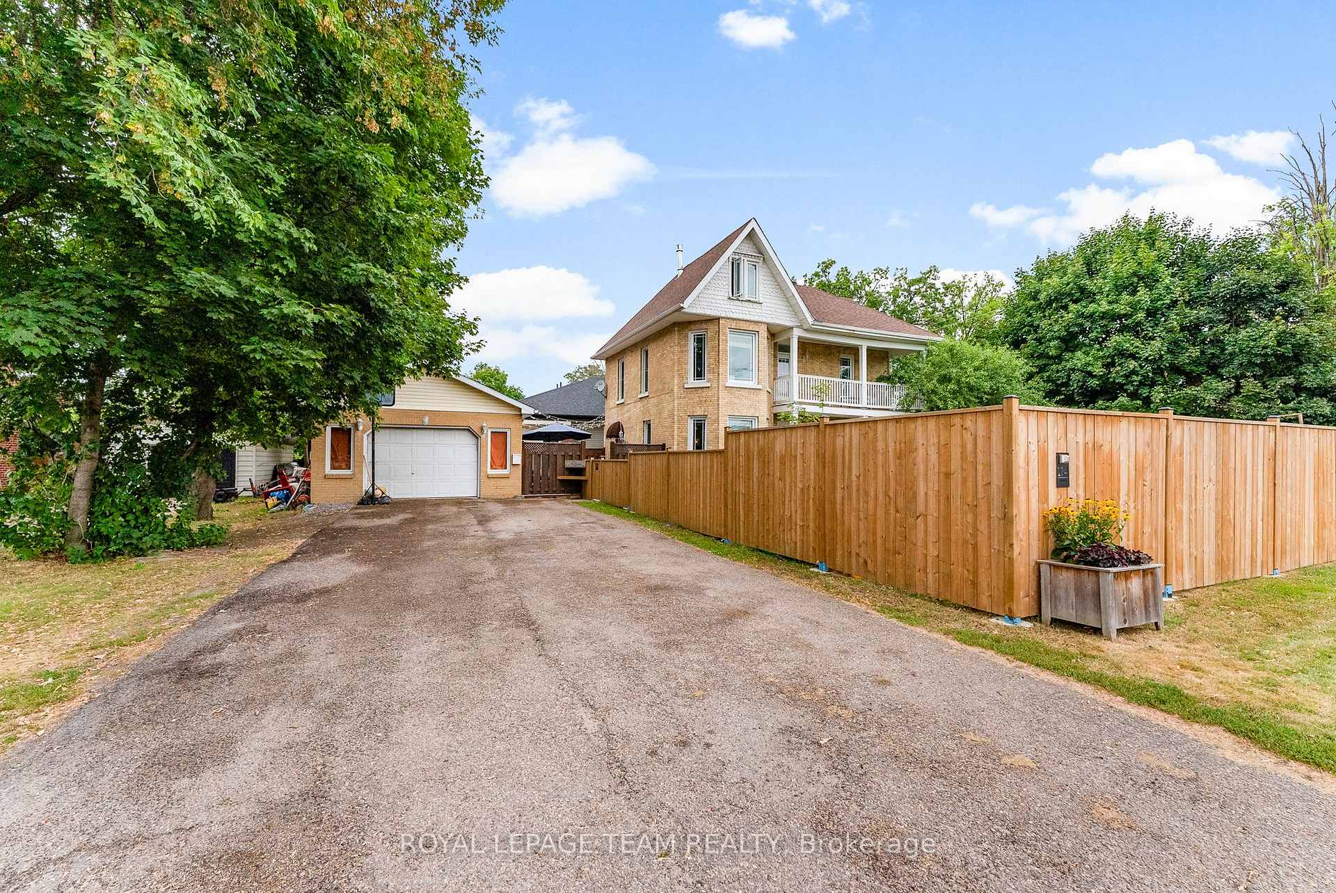 Photo 2 of 174 Bruce Street, Renfrew — HOMEH