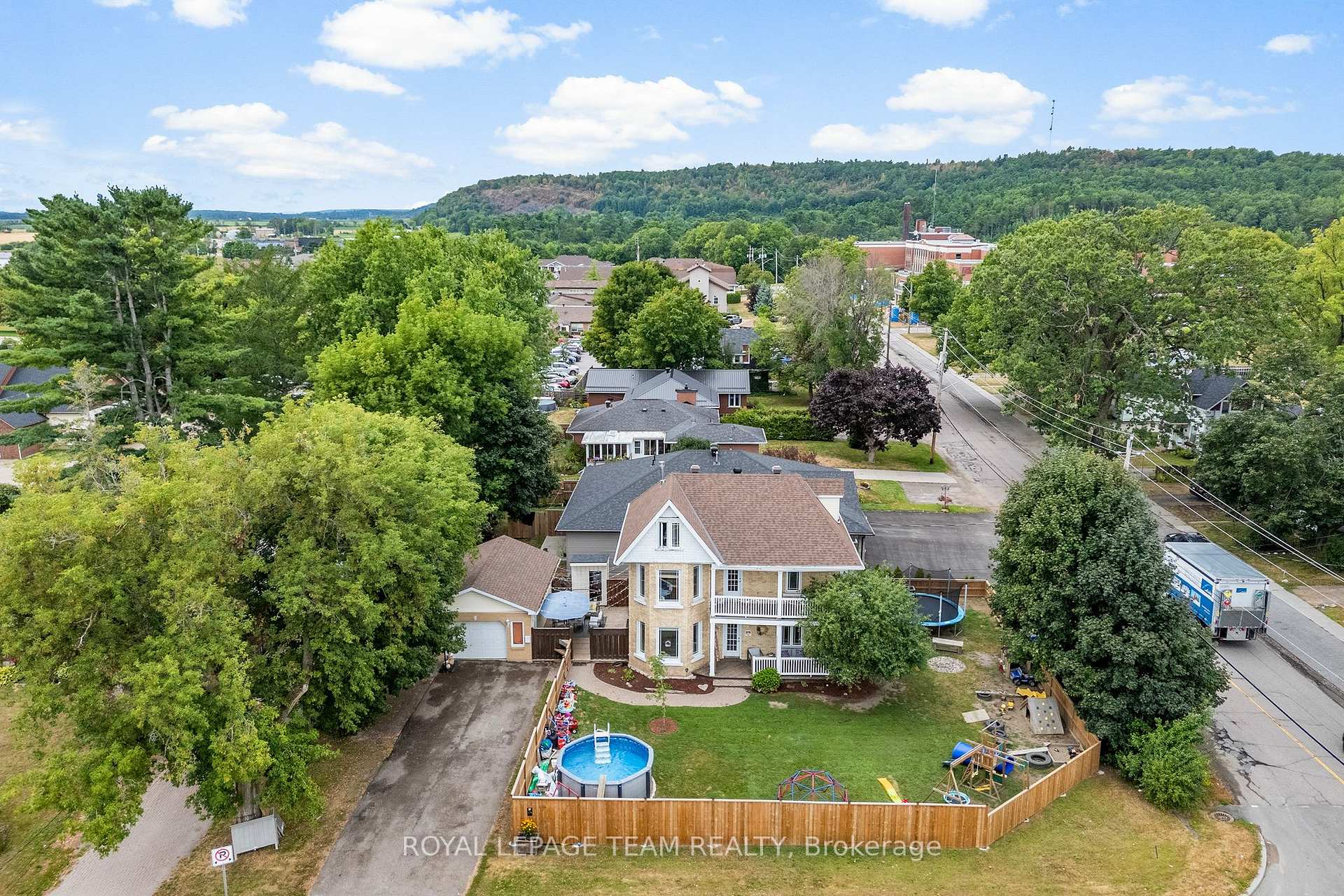 Photo 3 of 174 Bruce Street, Renfrew — HOMEH