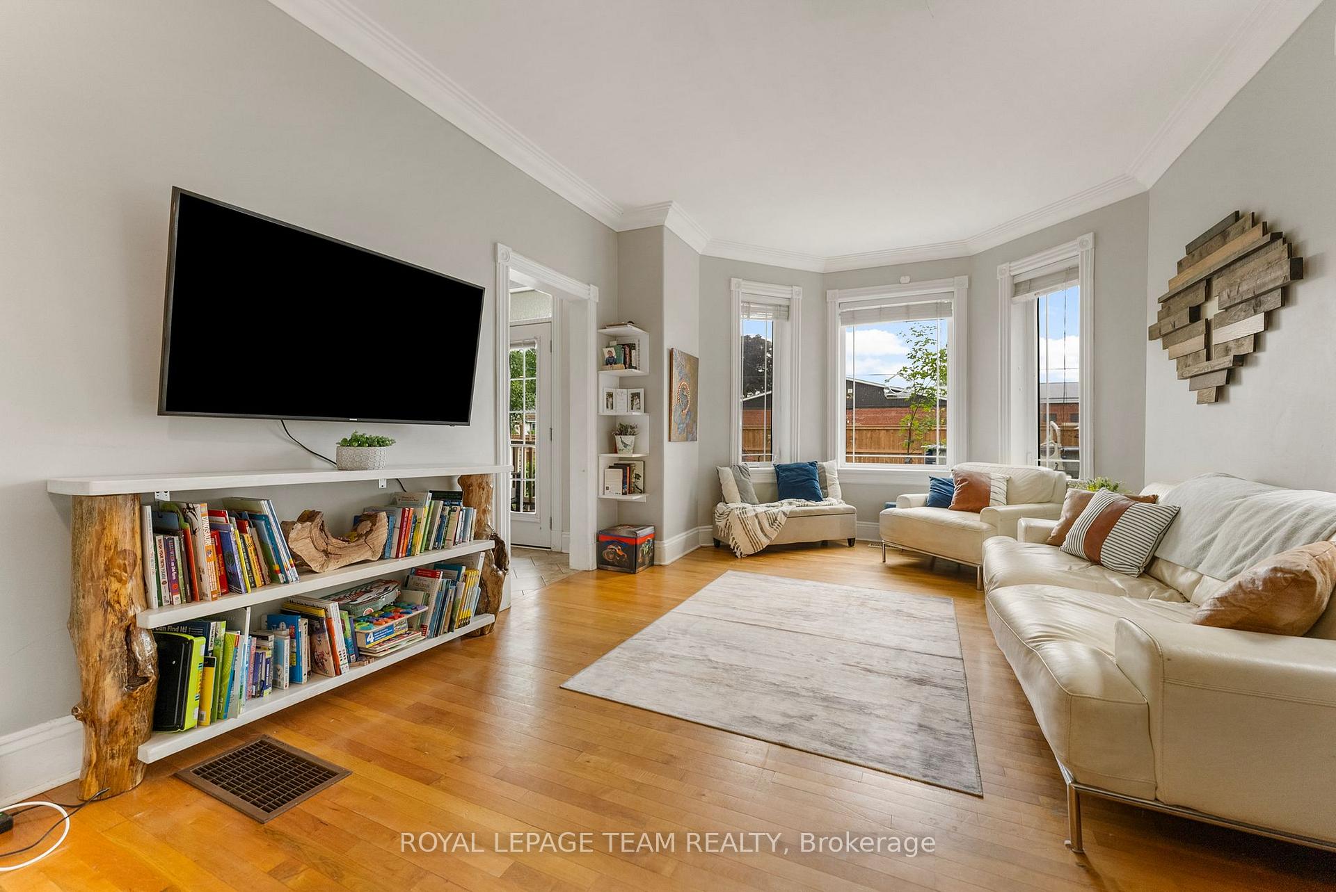 Photo 5 of 174 Bruce Street, Renfrew — HOMEH