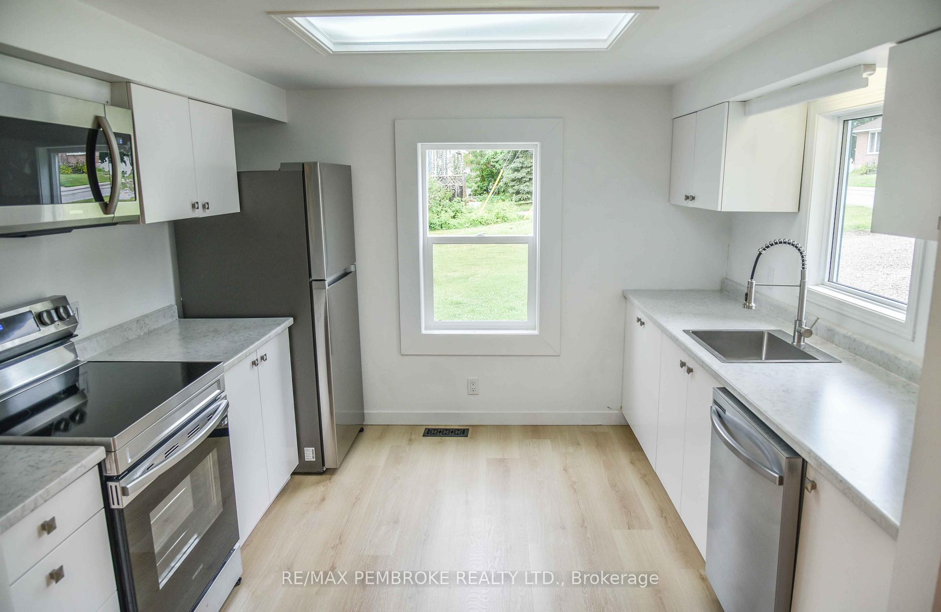 Photo 10 of 279 Lisgar Avenue, Renfrew — HOMEH