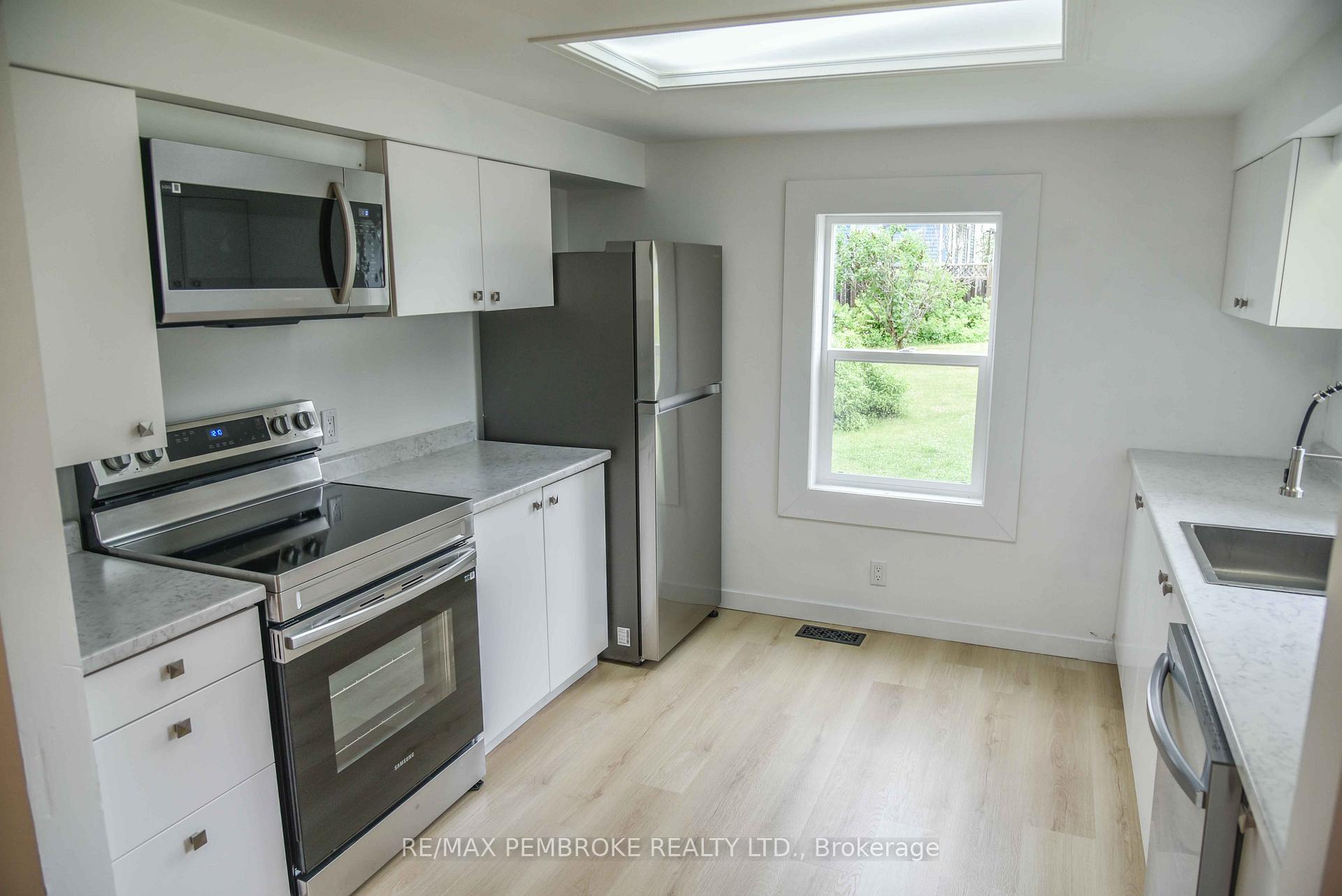 Photo 13 of 279 Lisgar Avenue, Renfrew — HOMEH