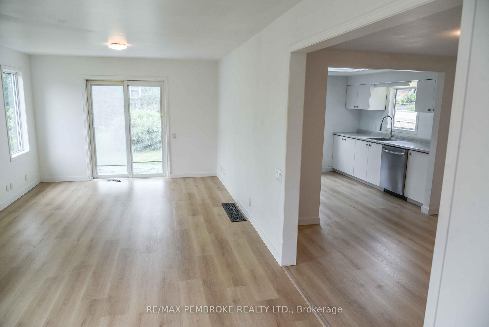 Photo 14 of 279 Lisgar Avenue, Renfrew — HOMEH