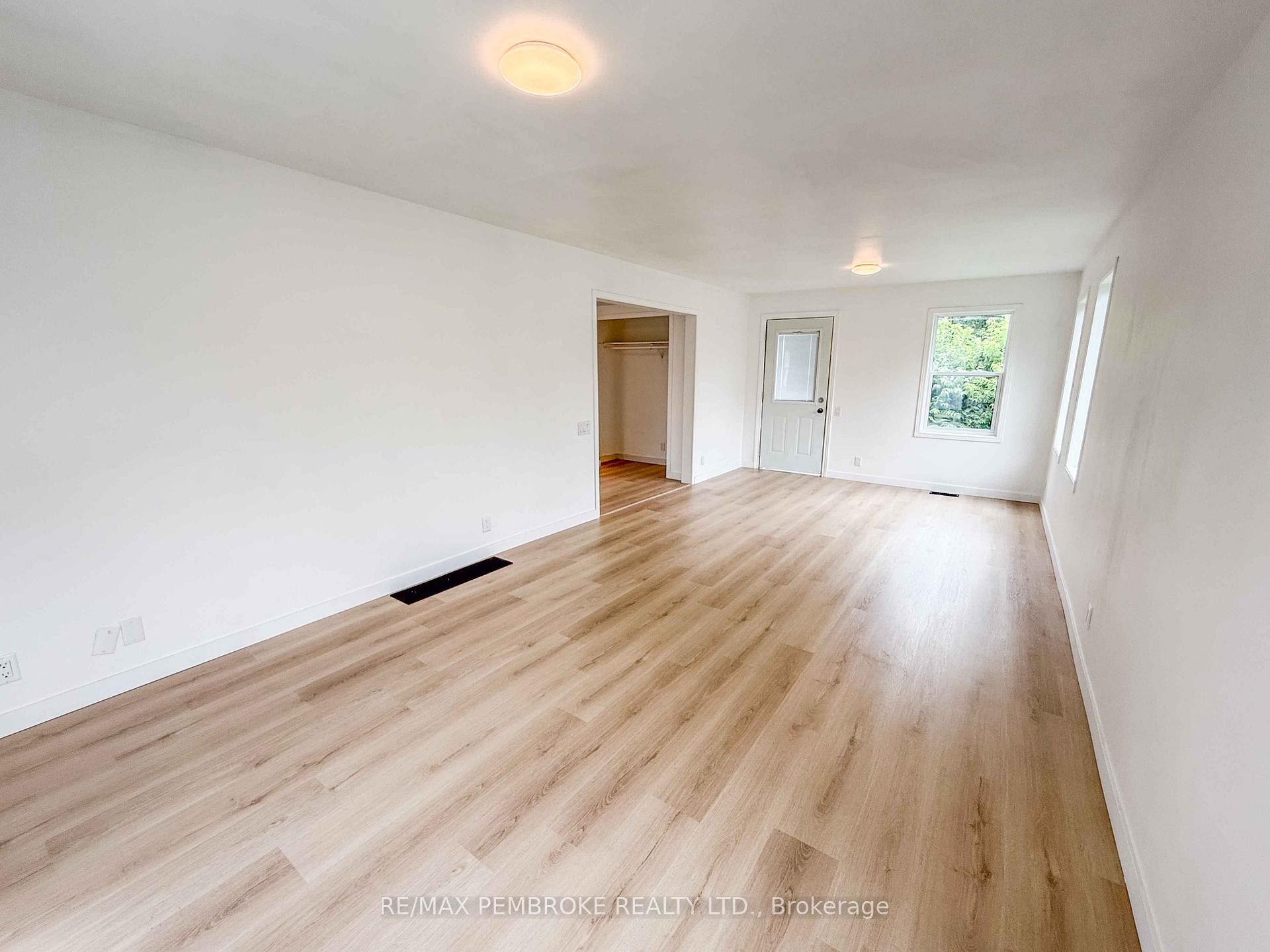 Photo 15 of 279 Lisgar Avenue, Renfrew — HOMEH