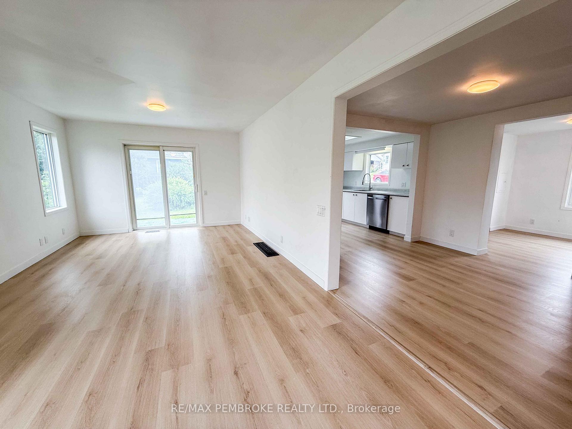 Photo 16 of 279 Lisgar Avenue, Renfrew — HOMEH