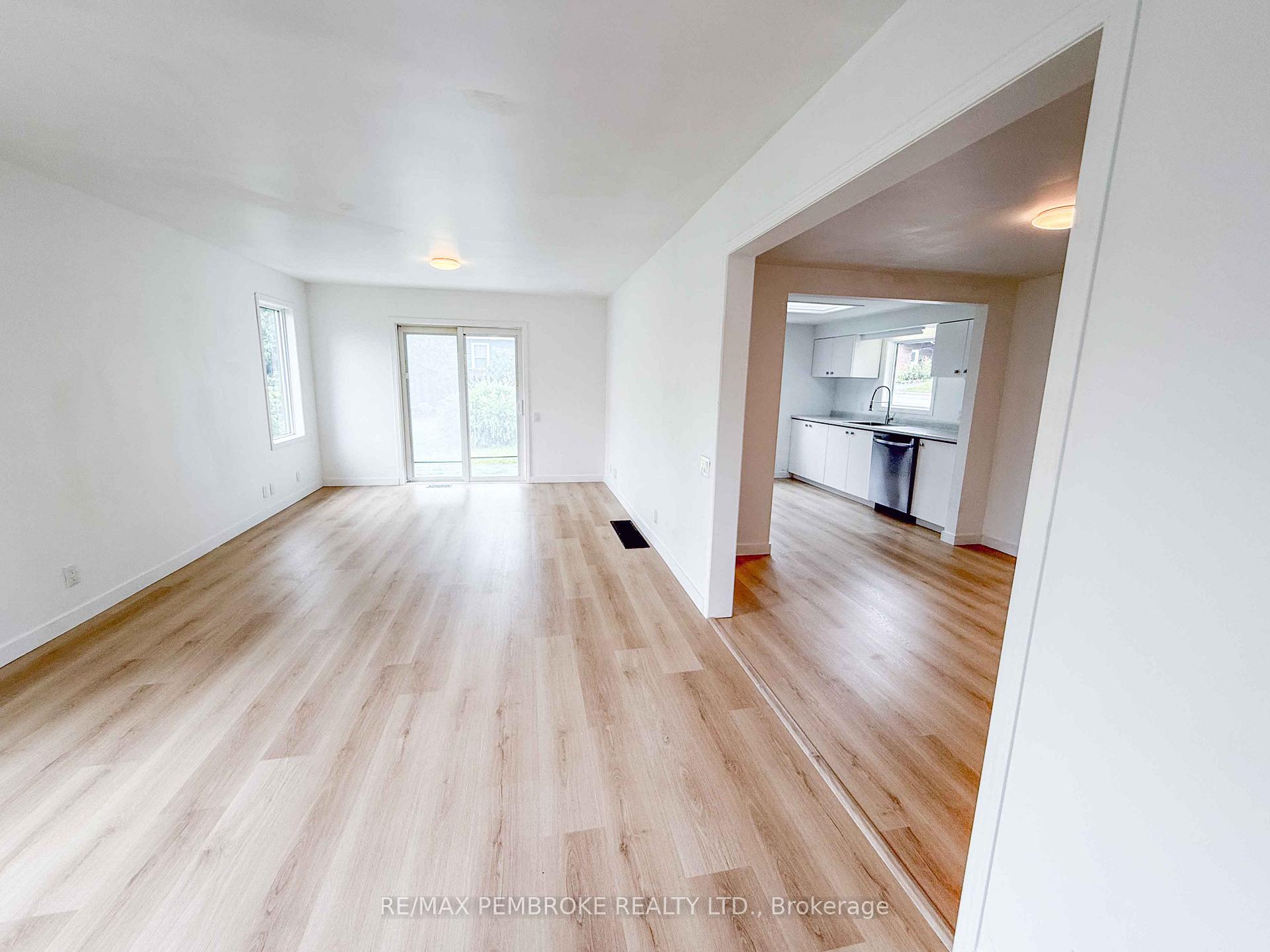 Photo 17 of 279 Lisgar Avenue, Renfrew — HOMEH