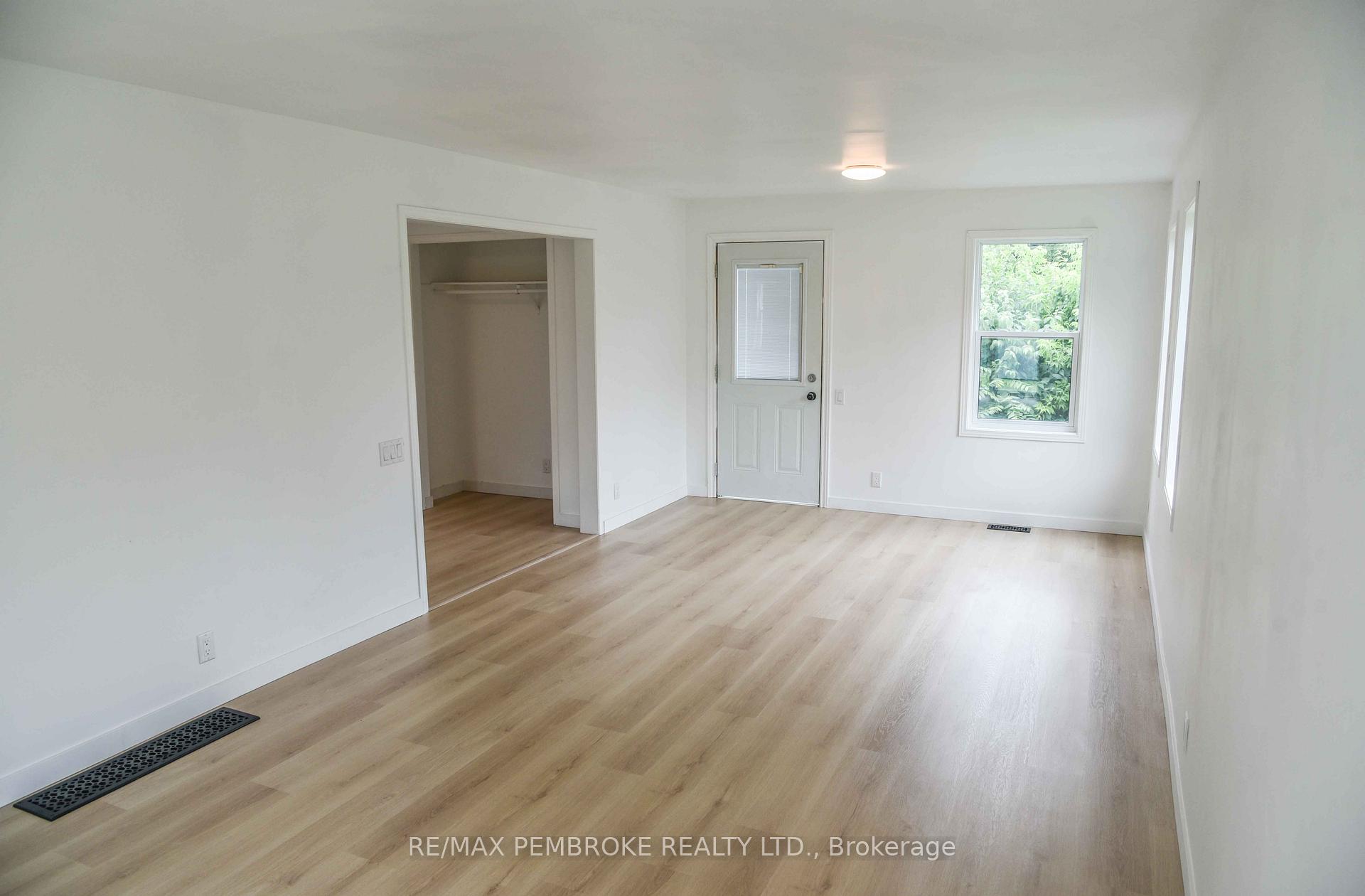 Photo 18 of 279 Lisgar Avenue, Renfrew — HOMEH