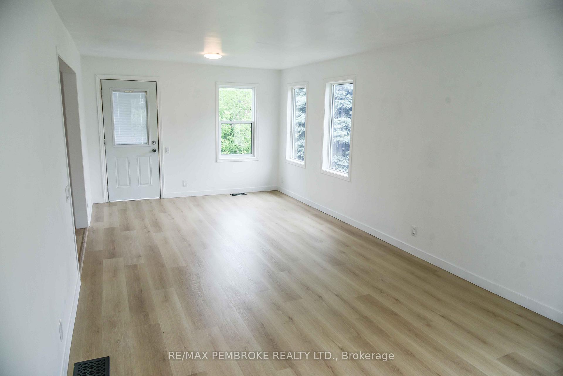 Photo 19 of 279 Lisgar Avenue, Renfrew — HOMEH