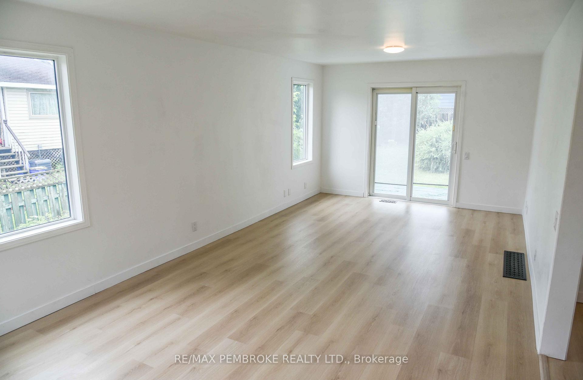 Photo 20 of 279 Lisgar Avenue, Renfrew — HOMEH