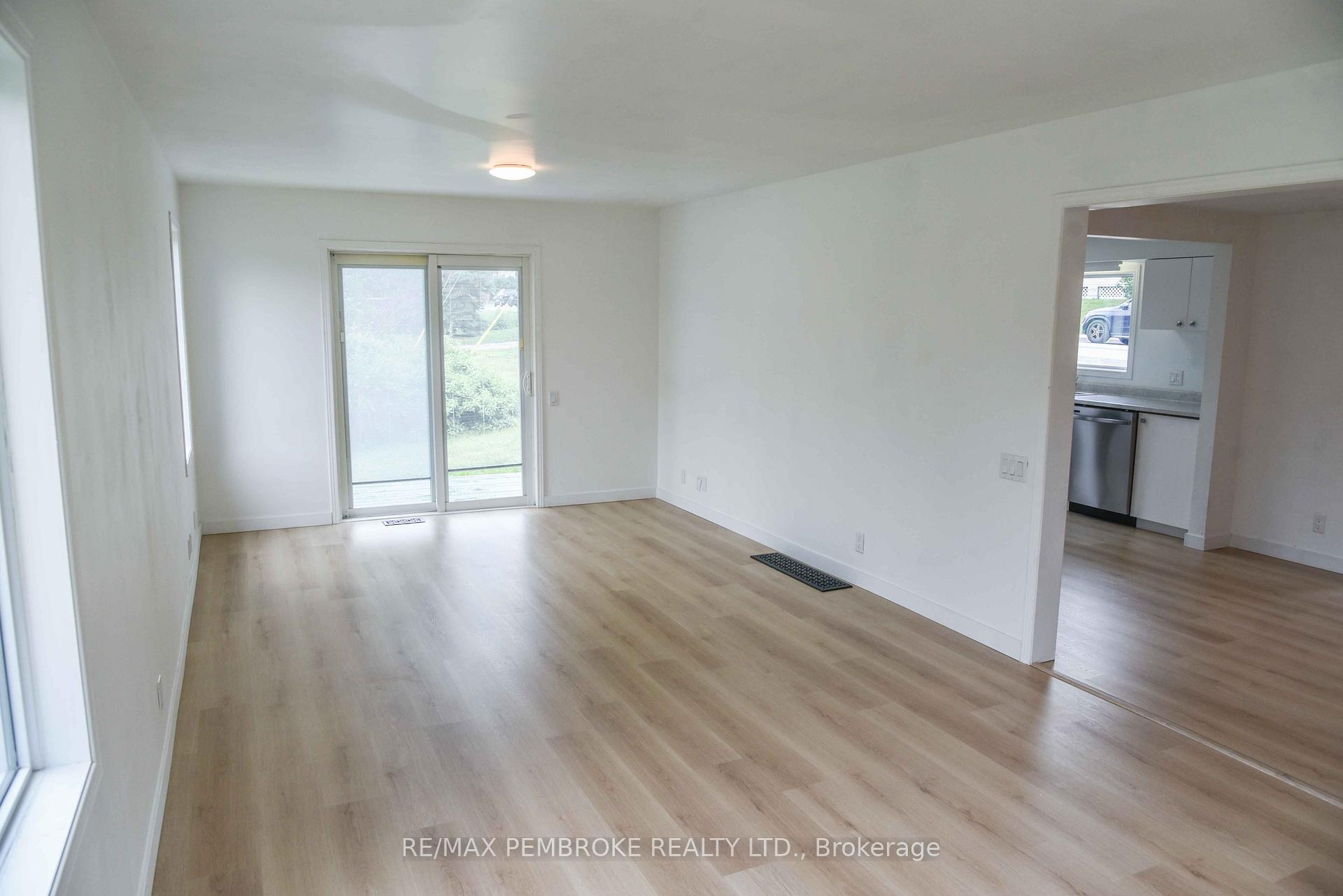 Photo 21 of 279 Lisgar Avenue, Renfrew — HOMEH