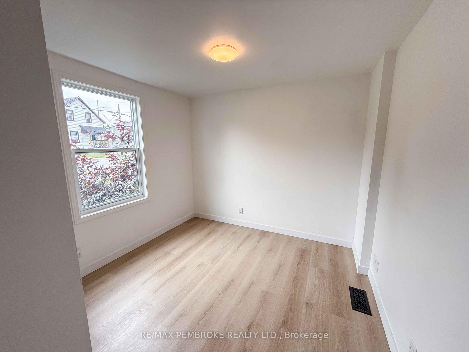 Photo 26 of 279 Lisgar Avenue, Renfrew — HOMEH