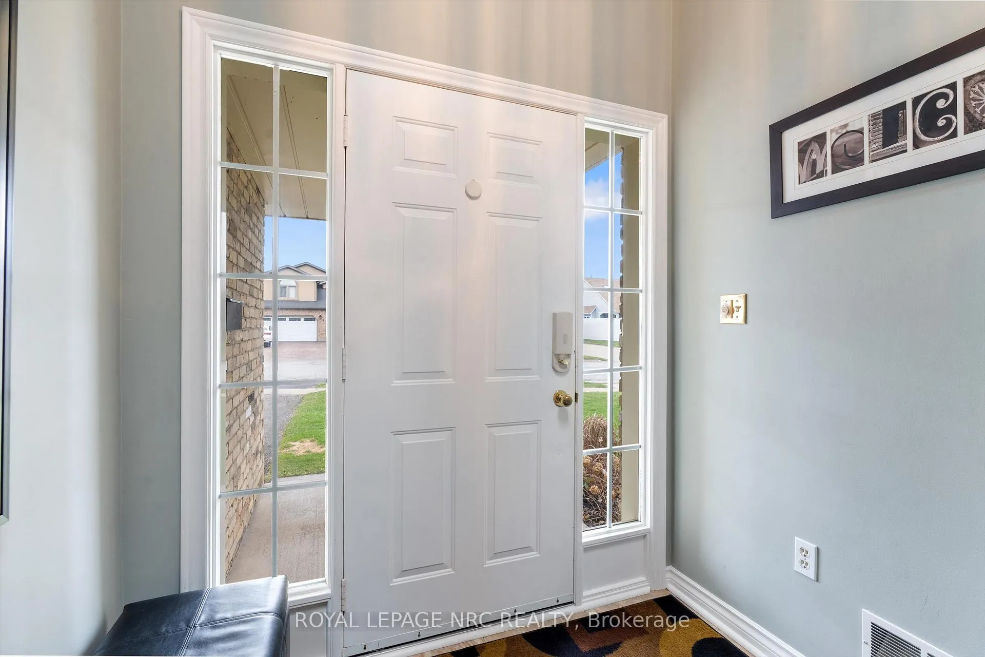 Photo 5 of 8 Dunbar Crescent, St. Catharines, Grapeview — HOMEH