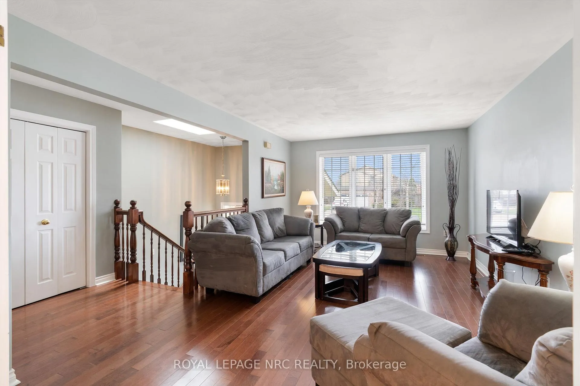 Photo 8 of 8 Dunbar Crescent, St. Catharines, Grapeview — HOMEH