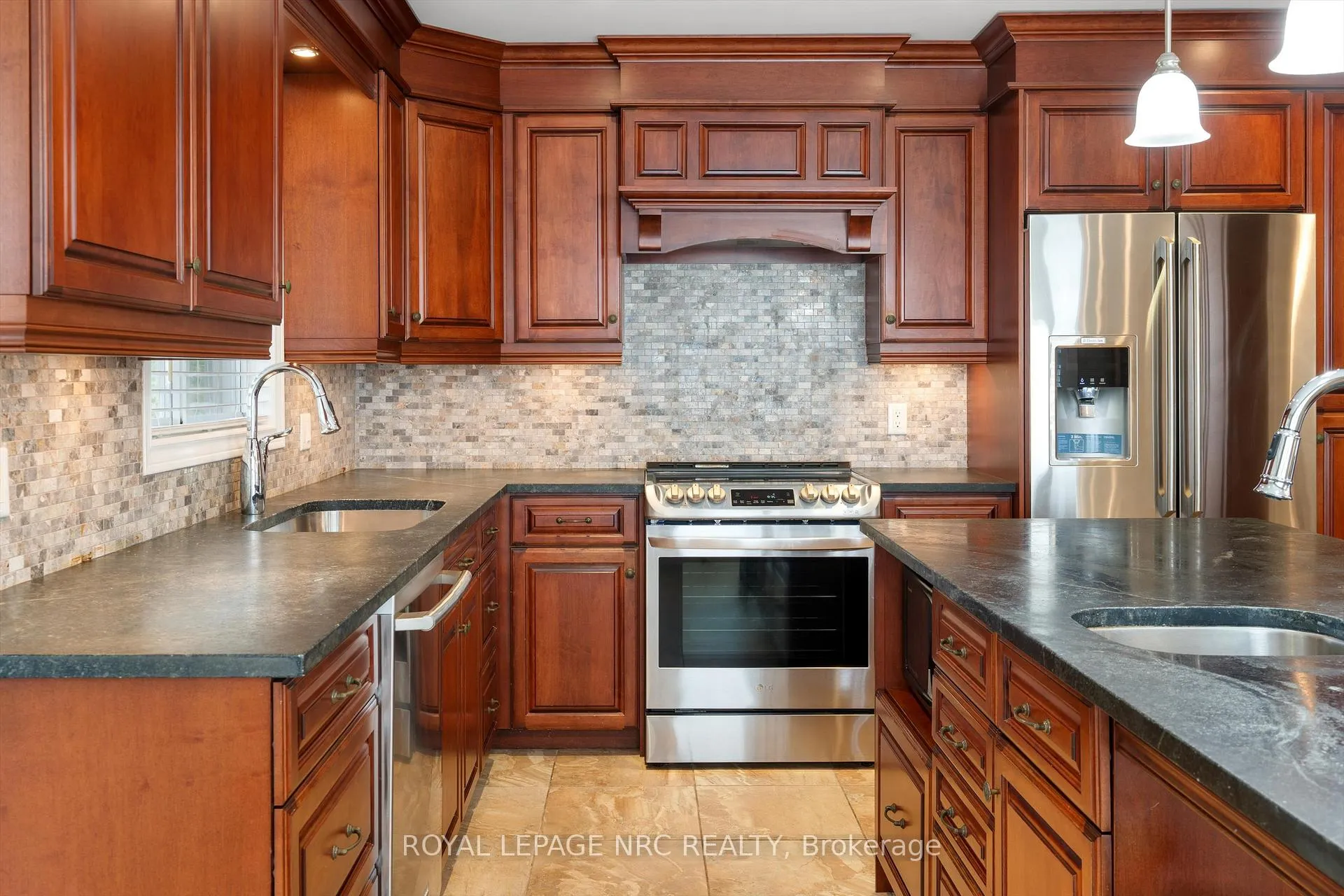 Photo 13 of 8 Dunbar Crescent, St. Catharines, Grapeview — HOMEH