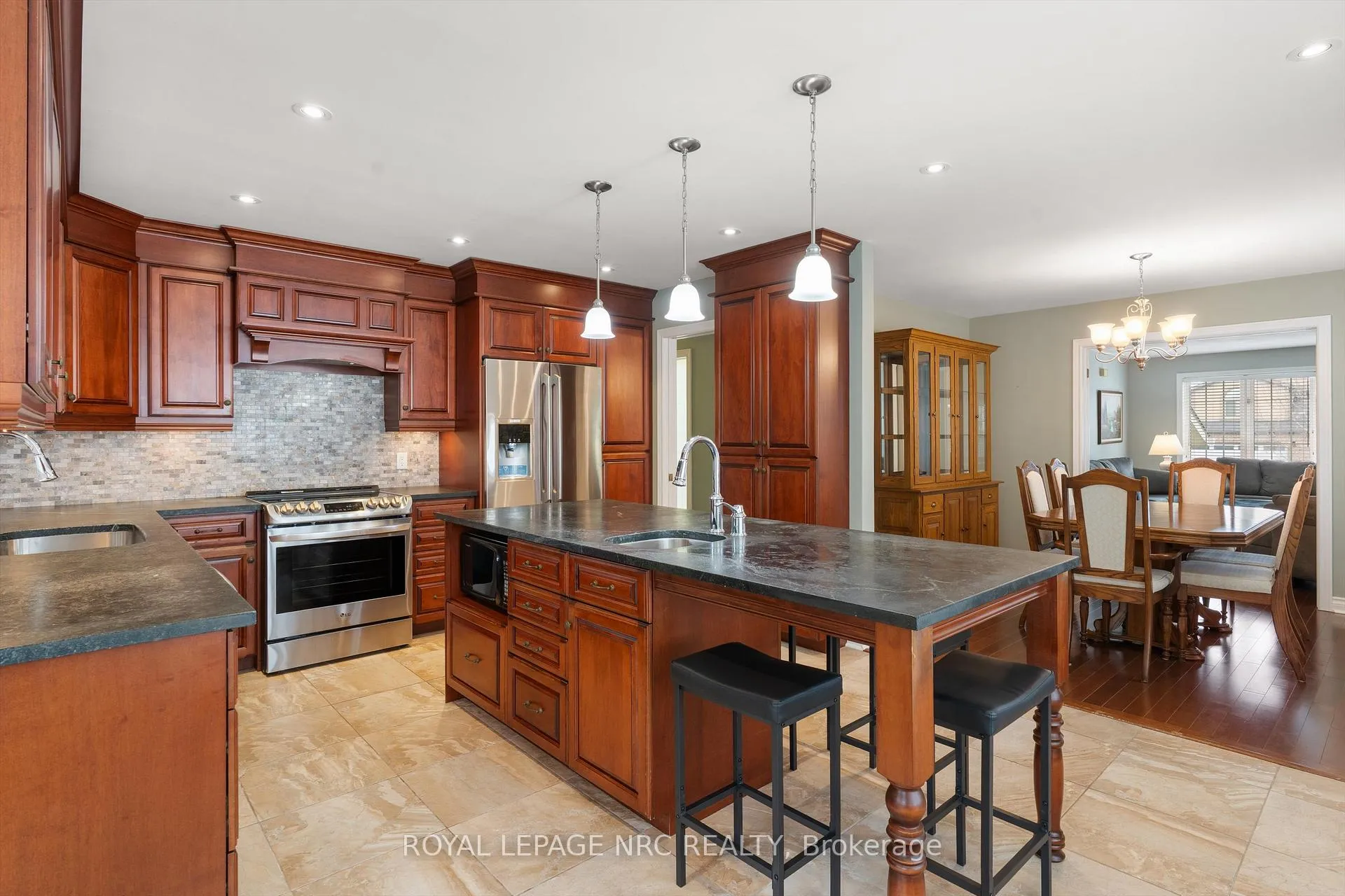 Photo 14 of 8 Dunbar Crescent, St. Catharines, Grapeview — HOMEH
