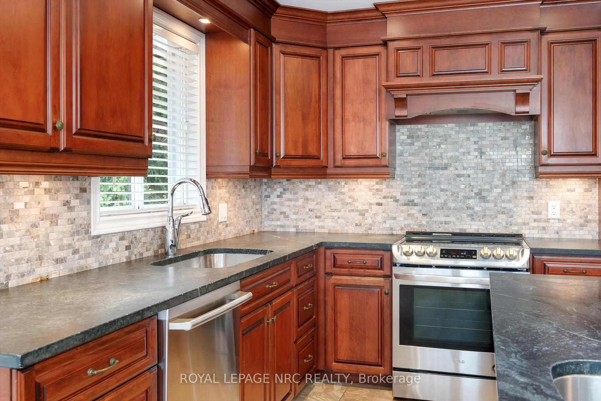 Photo 15 of 8 Dunbar Crescent, St. Catharines, Grapeview — HOMEH
