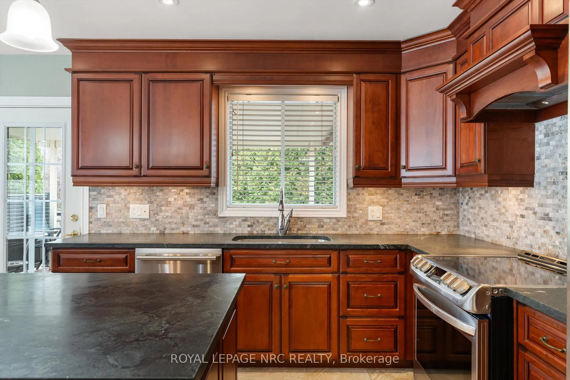 Photo 16 of 8 Dunbar Crescent, St. Catharines, Grapeview — HOMEH