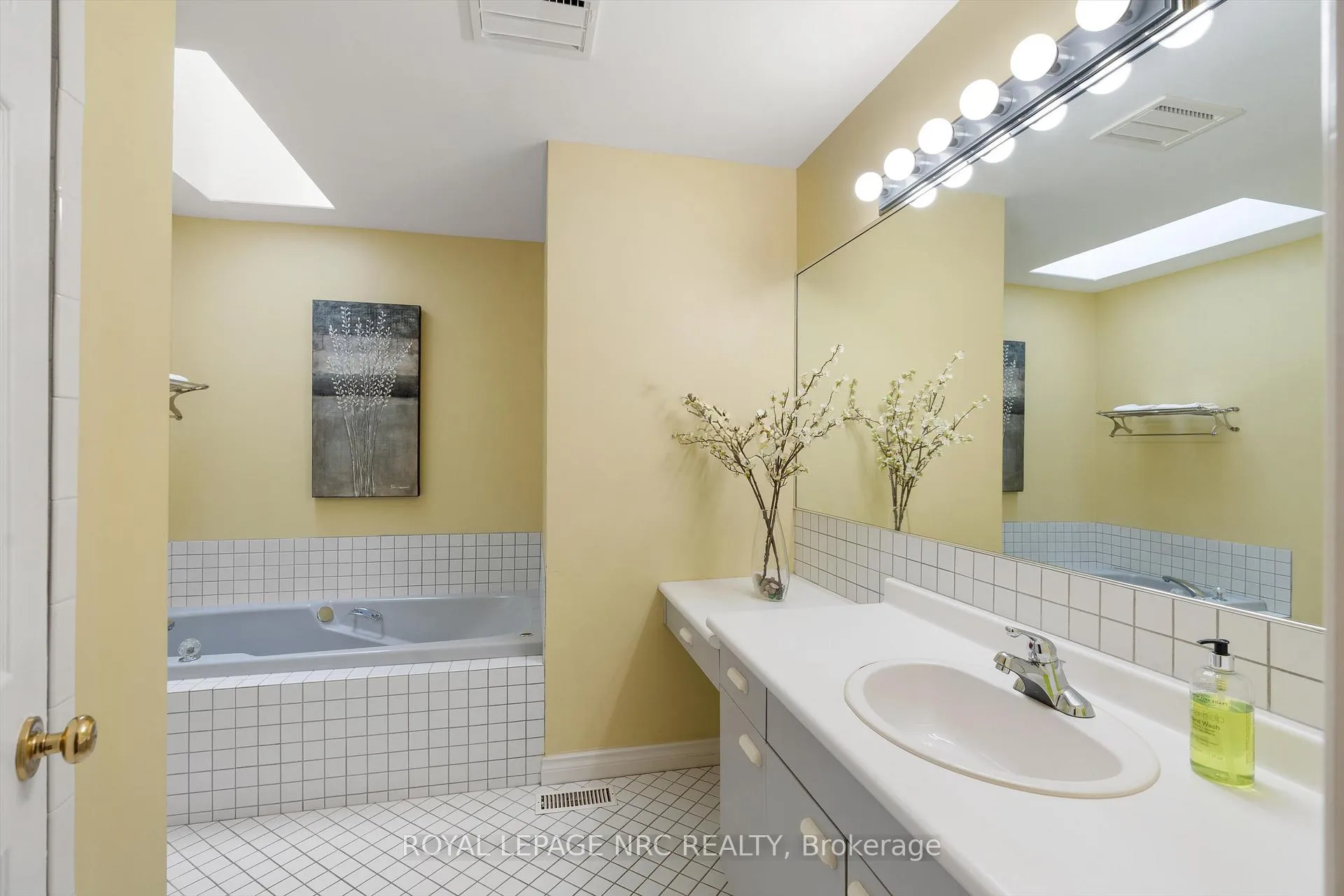 Photo 18 of 8 Dunbar Crescent, St. Catharines, Grapeview — HOMEH