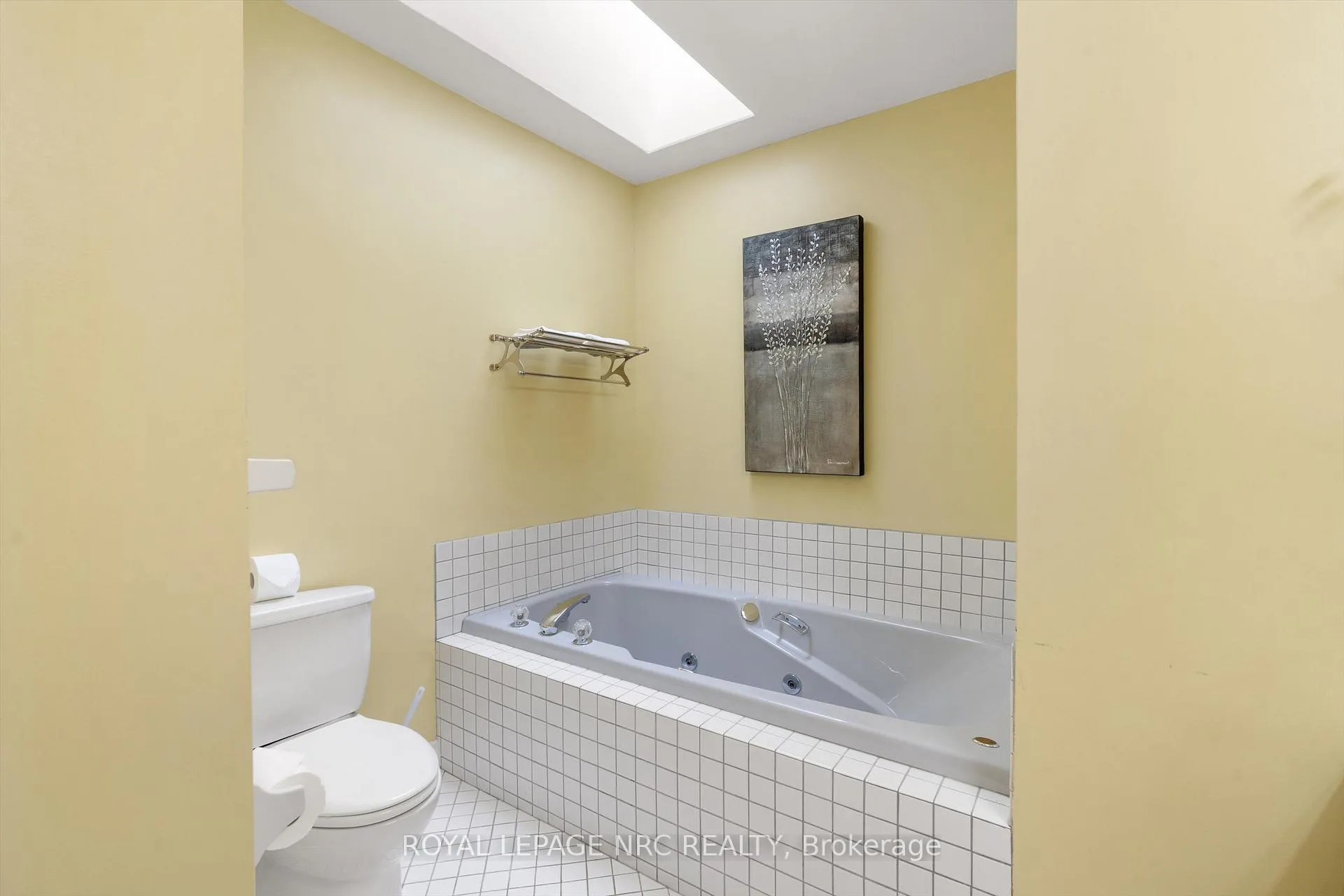 Photo 20 of 8 Dunbar Crescent, St. Catharines, Grapeview — HOMEH