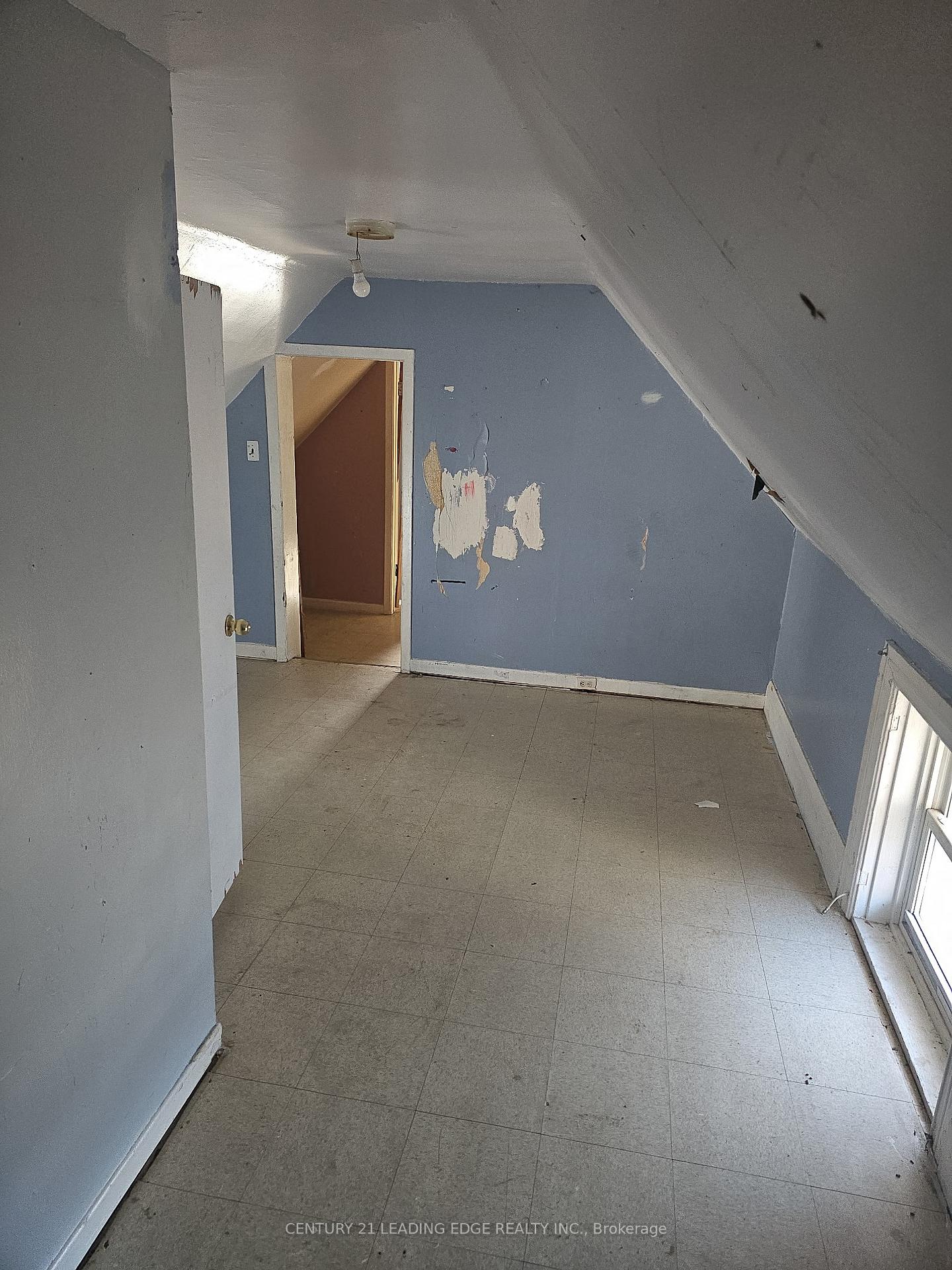 Photo 3 of 300 Argyle Street S, Renfrew — HOMEH