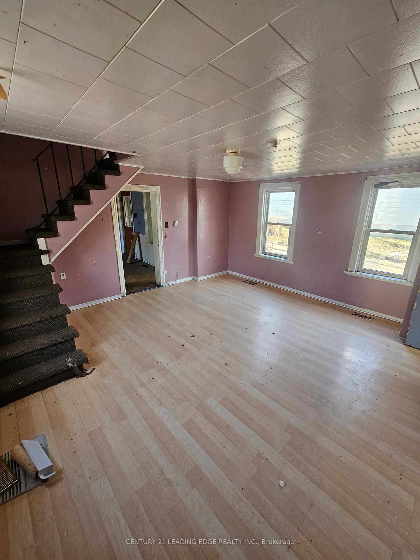 Photo 4 of 300 Argyle Street S, Renfrew — HOMEH