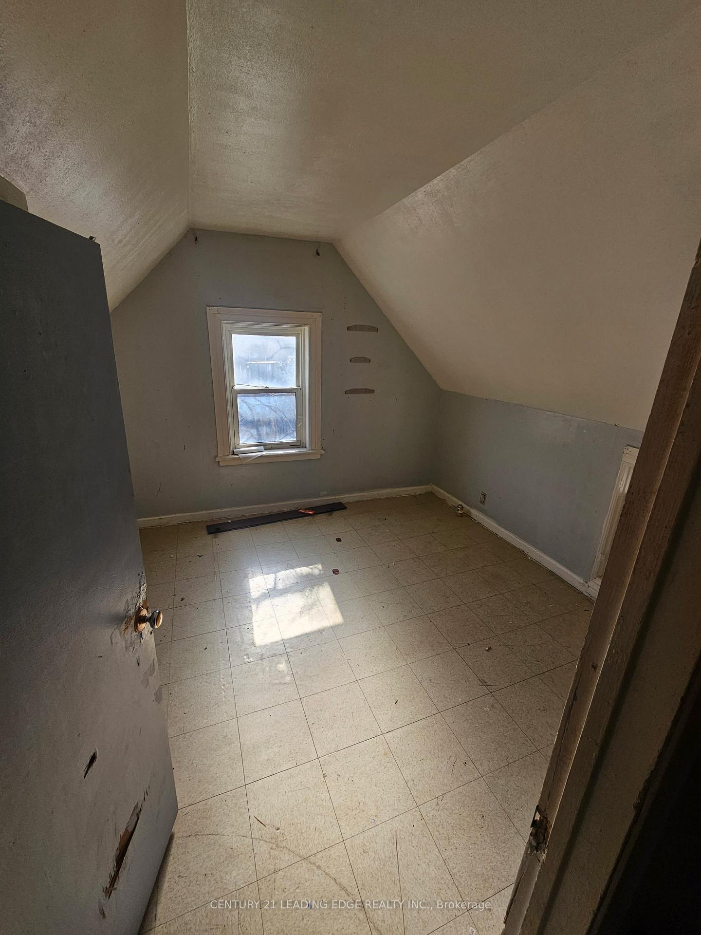 Photo 6 of 300 Argyle Street S, Renfrew — HOMEH