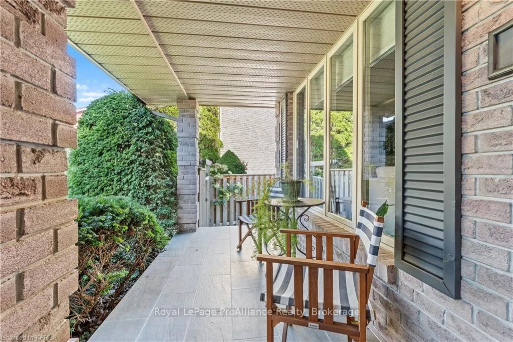Front of 1098 Caitlin Crescent