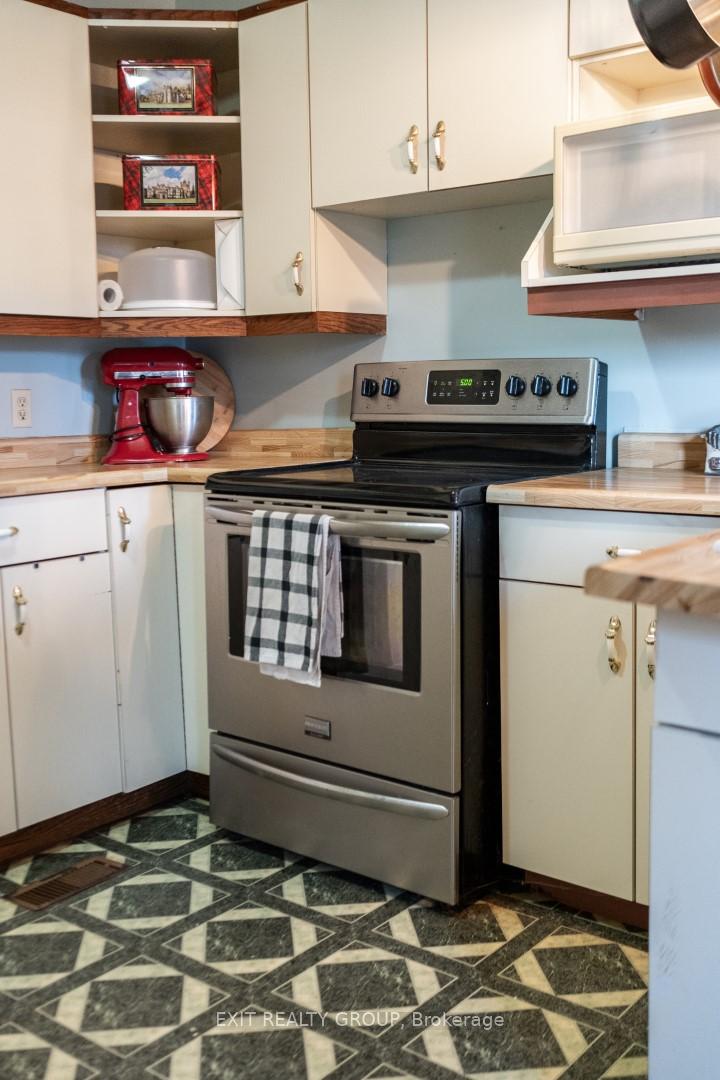 Photo 27 of 926 Grills Road, Quinte West, Sidney Ward — HOMEH