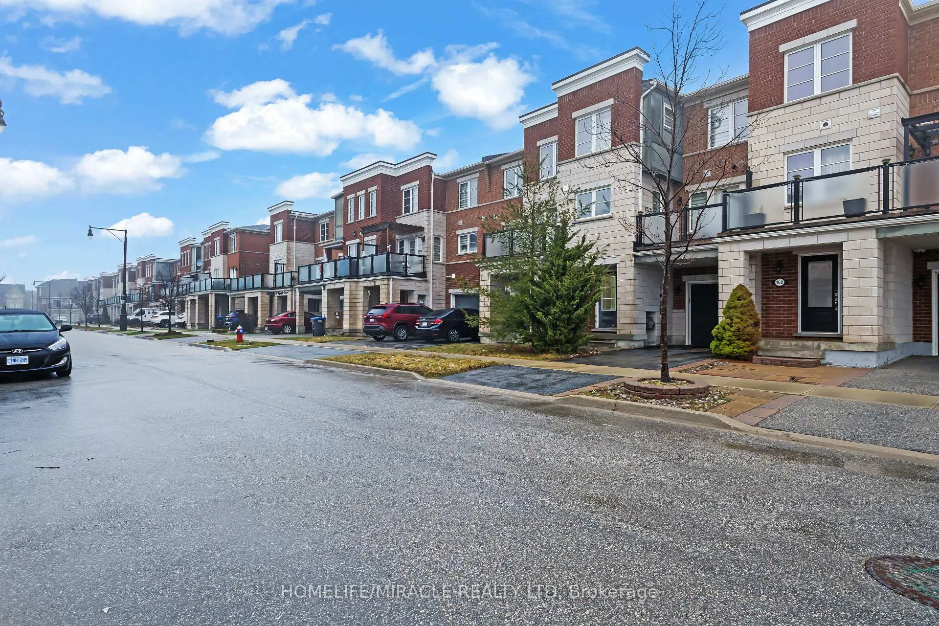 Photo 4 of 160 Baycliffe Crescent, Brampton, Northwest Brampton — HOMEH