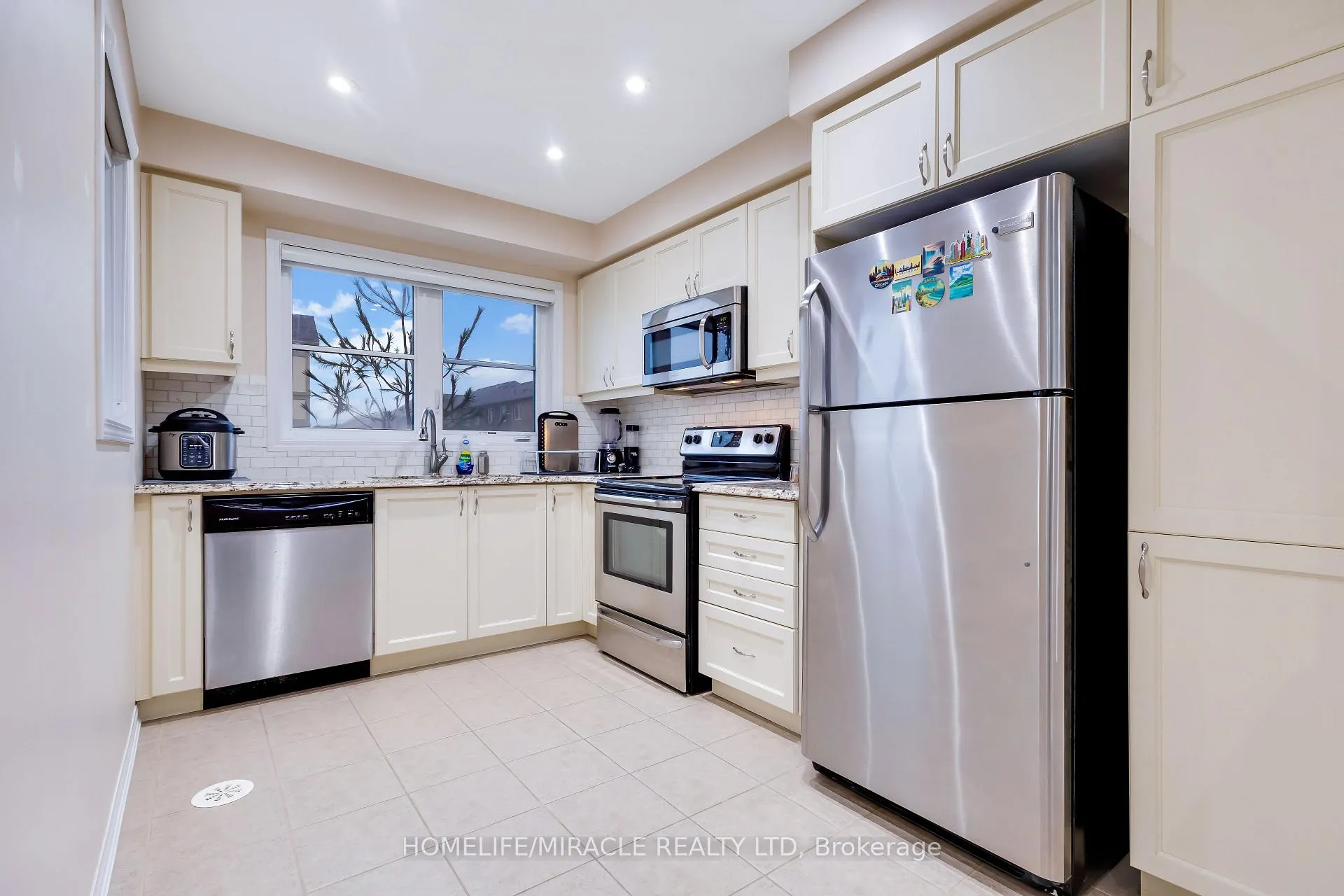 Photo 18 of 160 Baycliffe Crescent, Brampton, Northwest Brampton — HOMEH