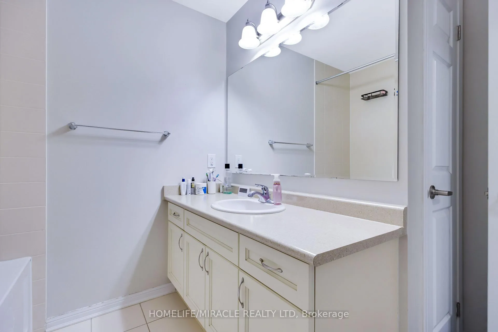 Photo 35 of 160 Baycliffe Crescent, Brampton, Northwest Brampton — HOMEH