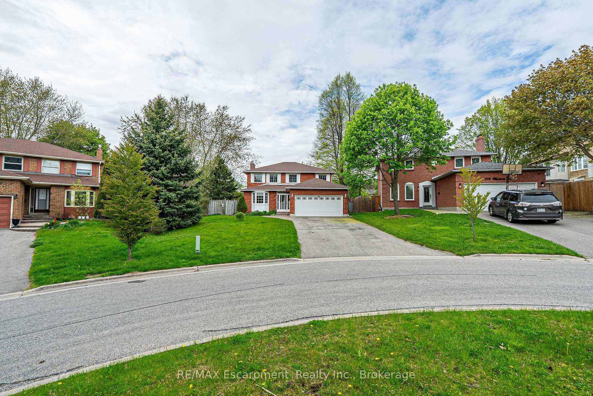 Photo 2 of 376 Ellesmere Court, Oshawa, Donevan — HOMEH