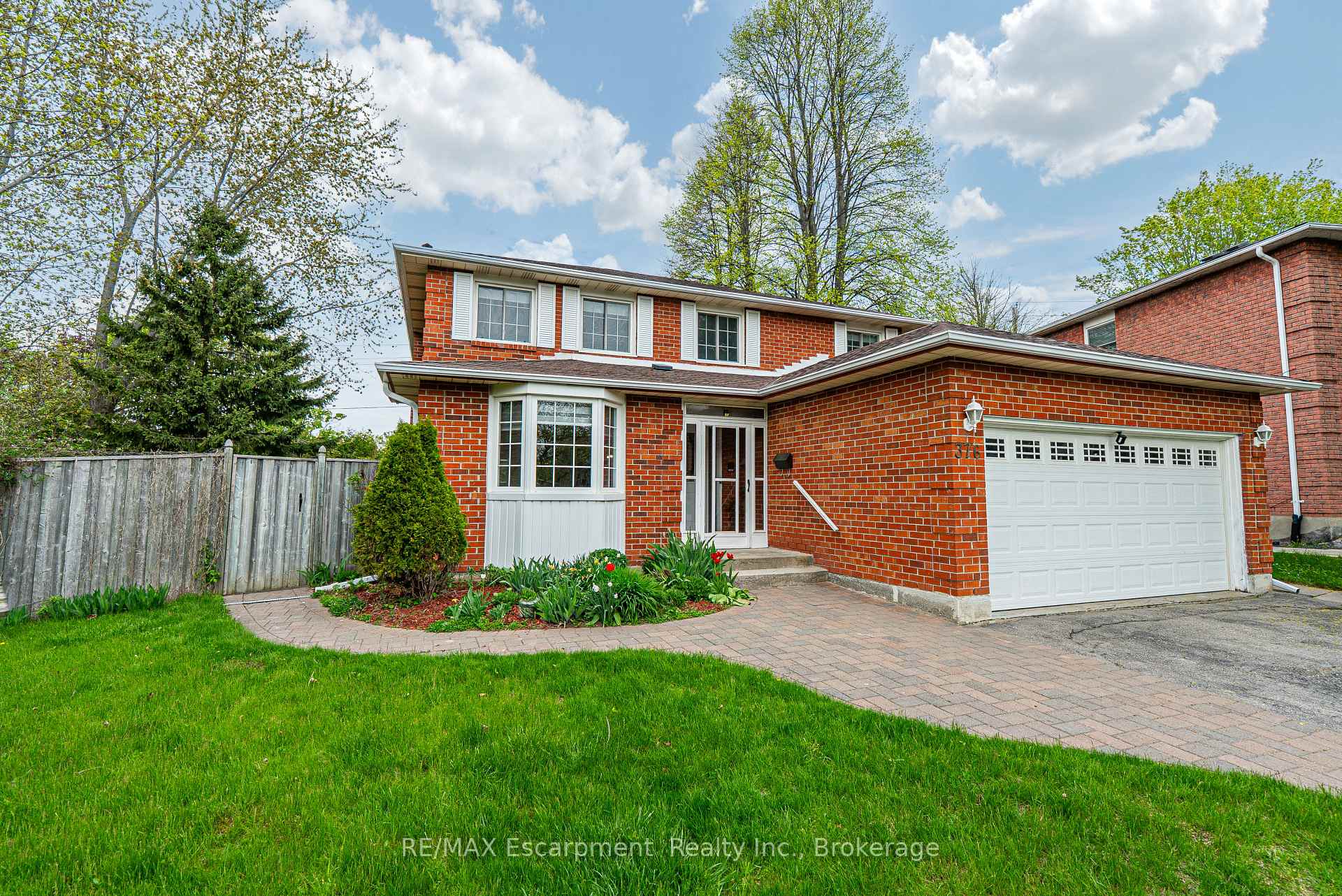 Photo 3 of 376 Ellesmere Court, Oshawa, Donevan — HOMEH
