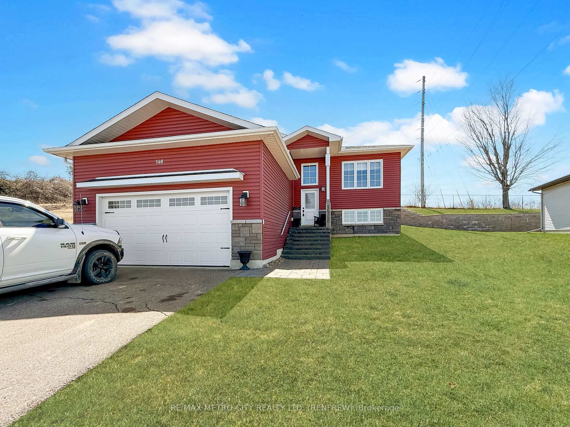 Photo 2 of 148 Haramis Drive, Renfrew — HOMEH