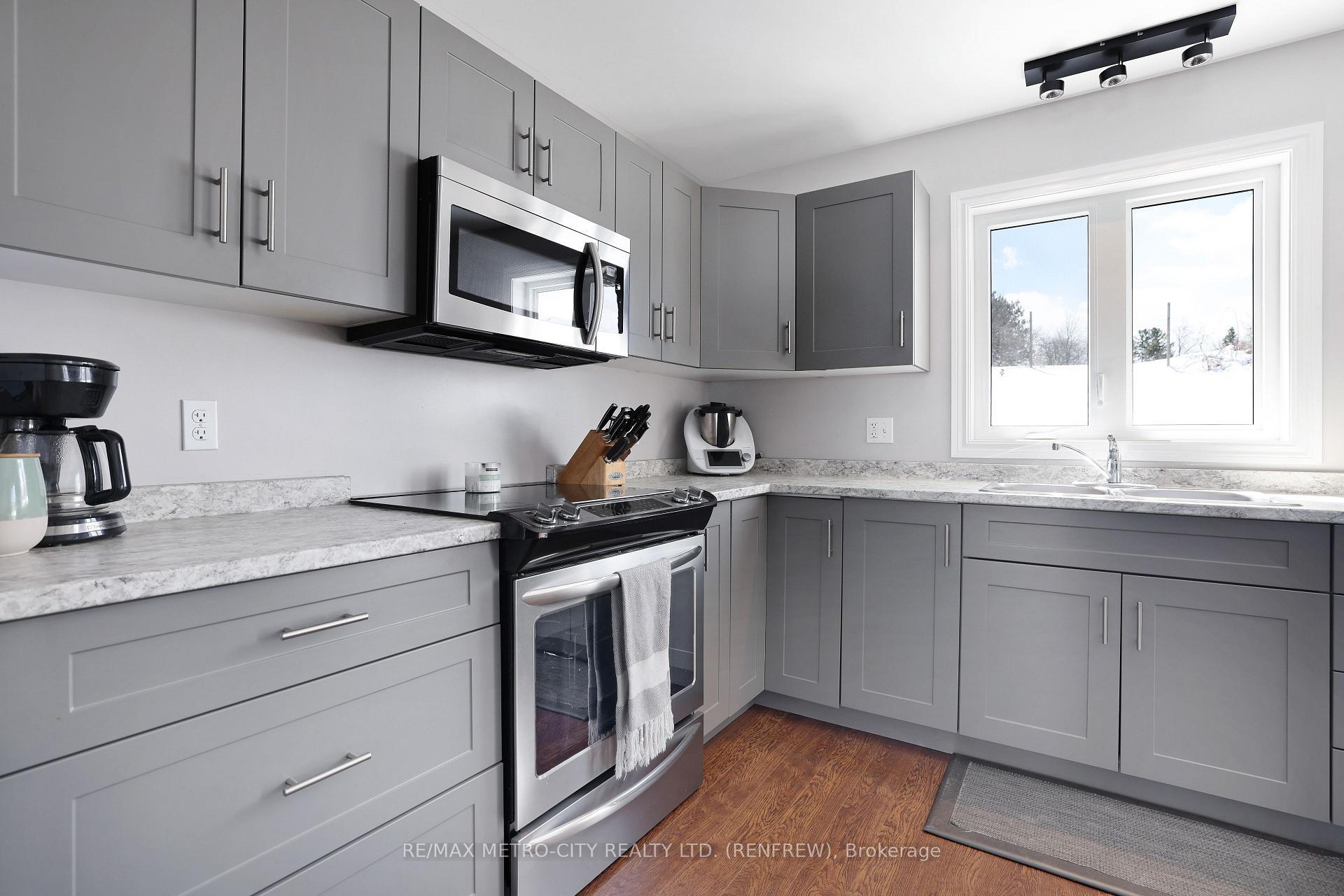 Photo 8 of 148 Haramis Drive, Renfrew — HOMEH