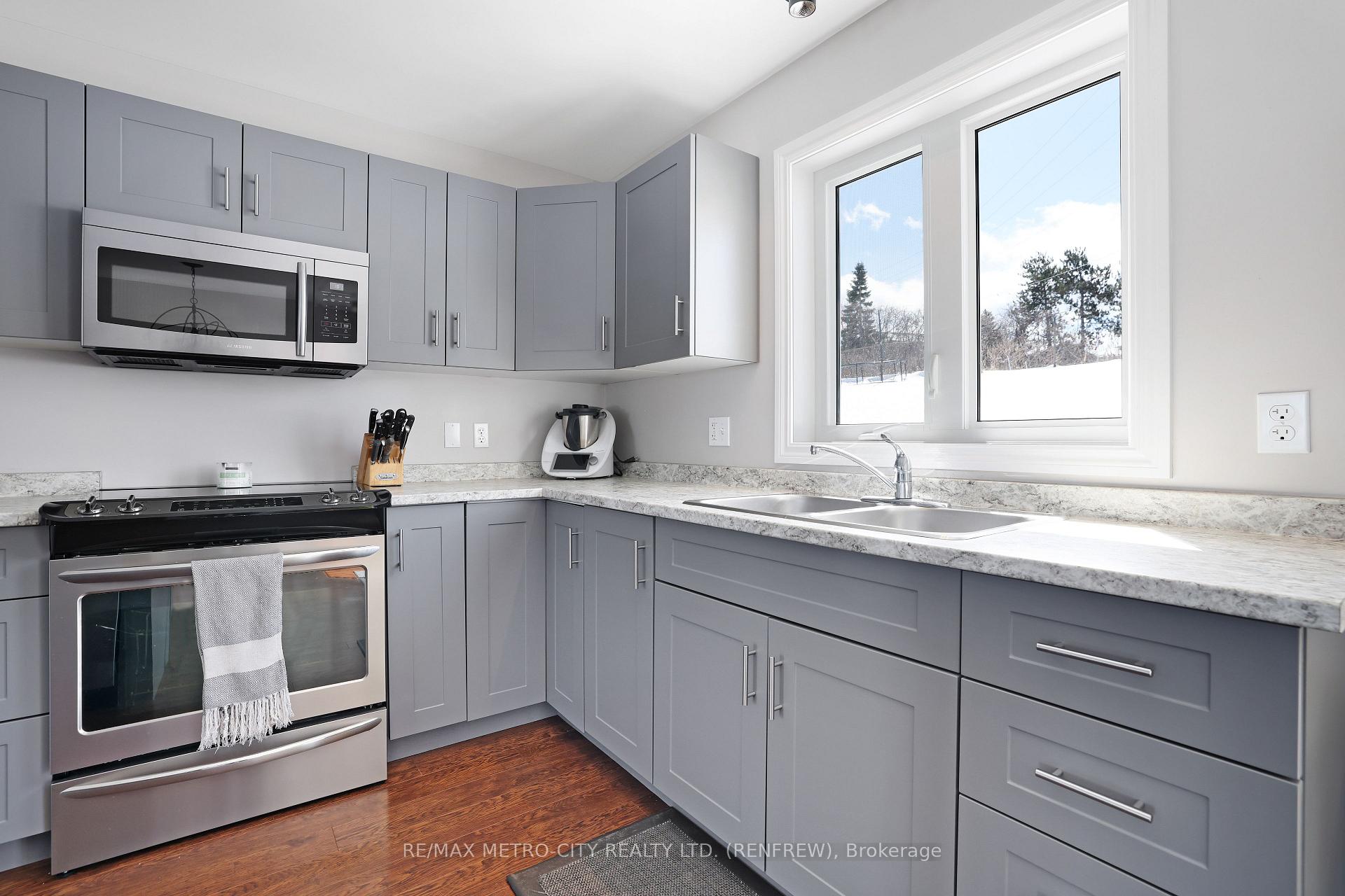 Photo 10 of 148 Haramis Drive, Renfrew — HOMEH
