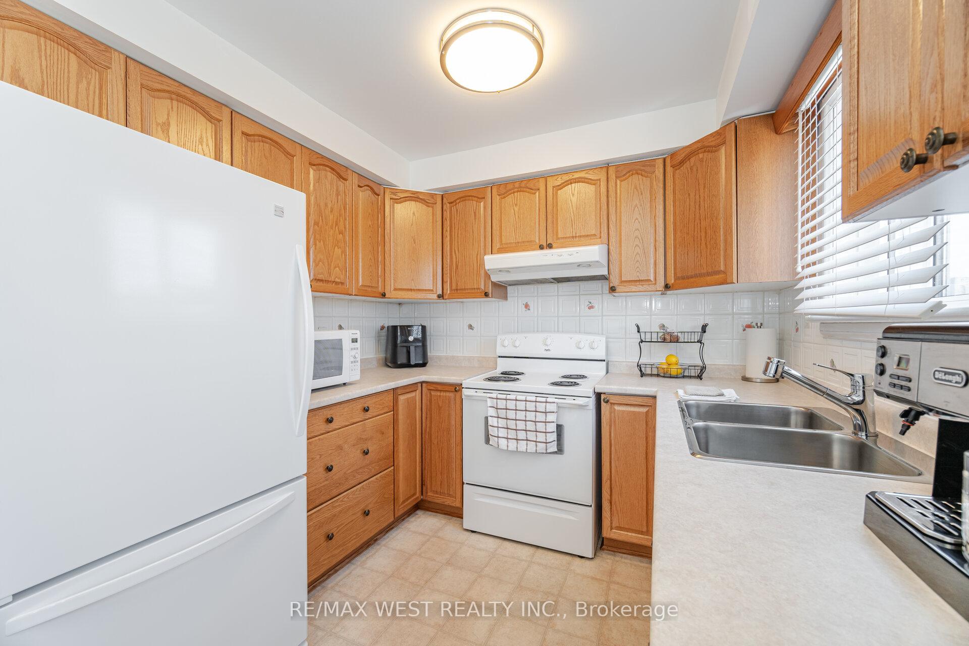 Photo 15 of 266 Lakeview Park Avenue, Oshawa, Lakeview — HOMEH