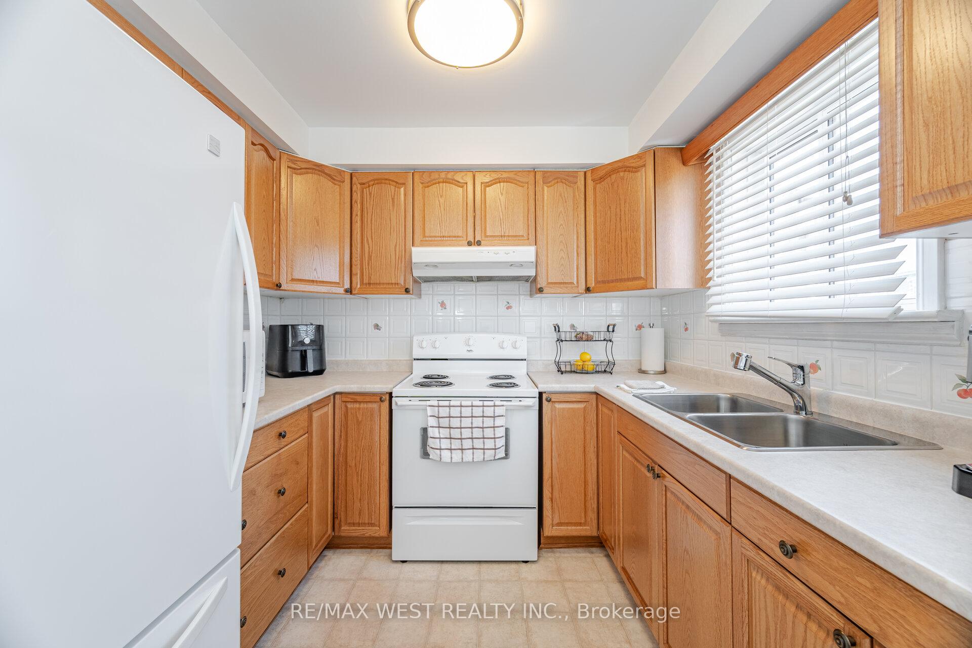 Photo 16 of 266 Lakeview Park Avenue, Oshawa, Lakeview — HOMEH