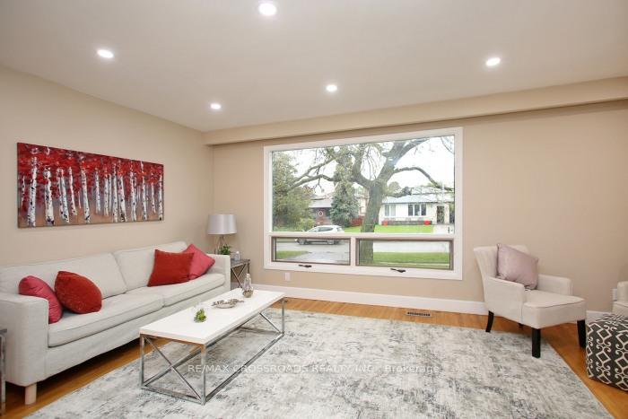 Photo 4 of 985 Vistula Drive, Pickering, West Shore — HOMEH