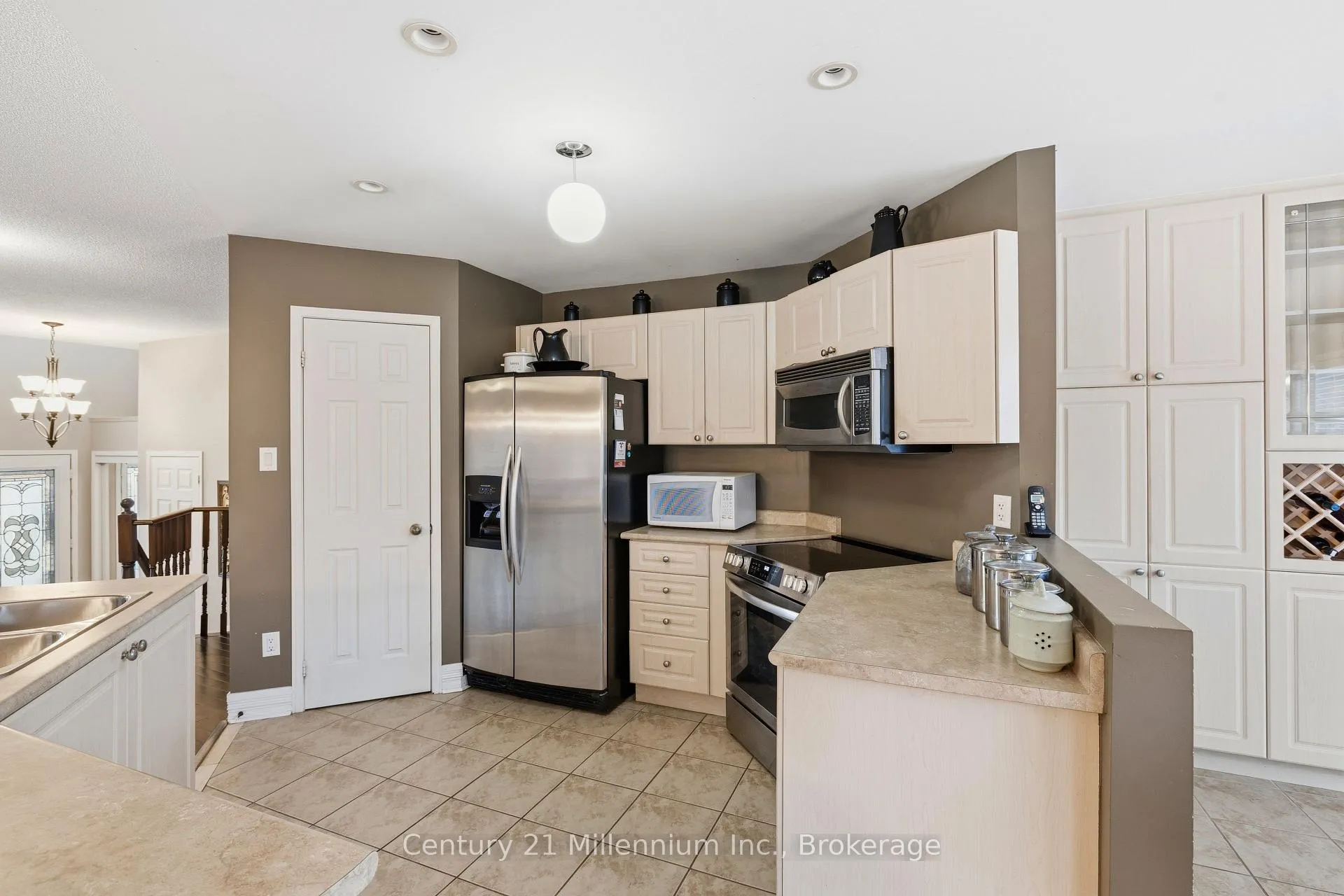 Photo 10 of 135 Royal Beech Drive, Wasaga Beach — HOMEH