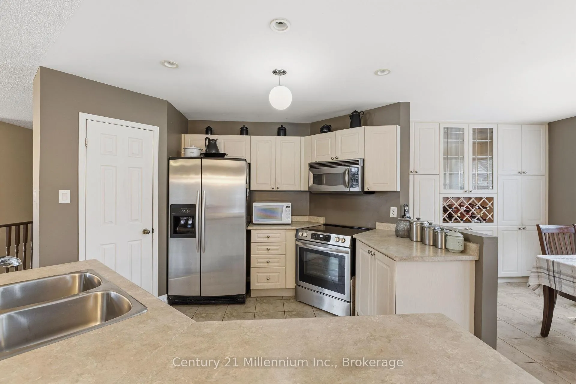 Photo 11 of 135 Royal Beech Drive, Wasaga Beach — HOMEH