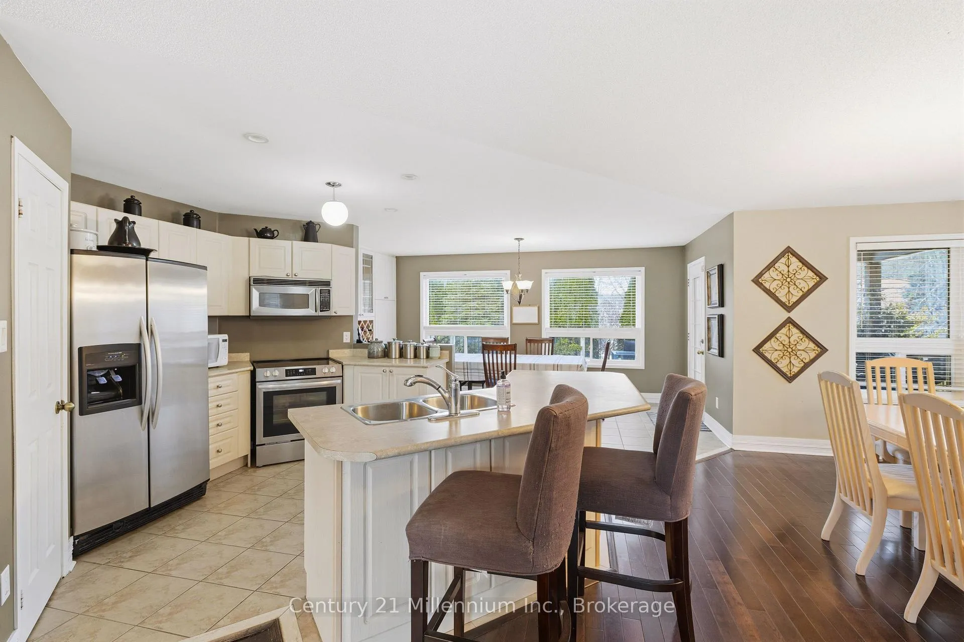 Photo 12 of 135 Royal Beech Drive, Wasaga Beach — HOMEH